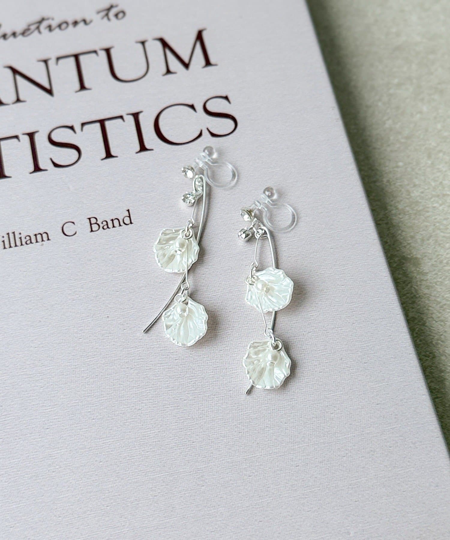 3COINS(スリーコインズ) 花びらパール樹脂イヤリング