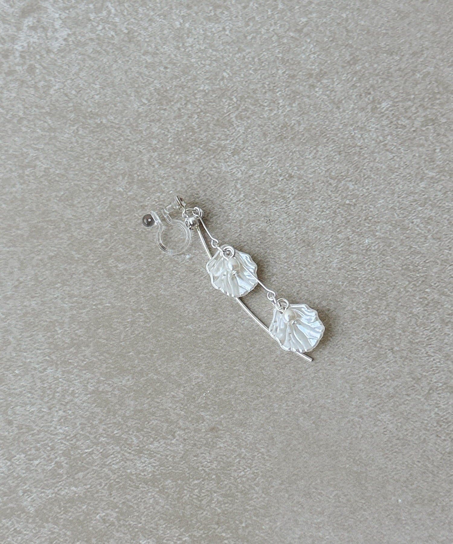 3COINS(スリーコインズ) 花びらパール樹脂イヤリング