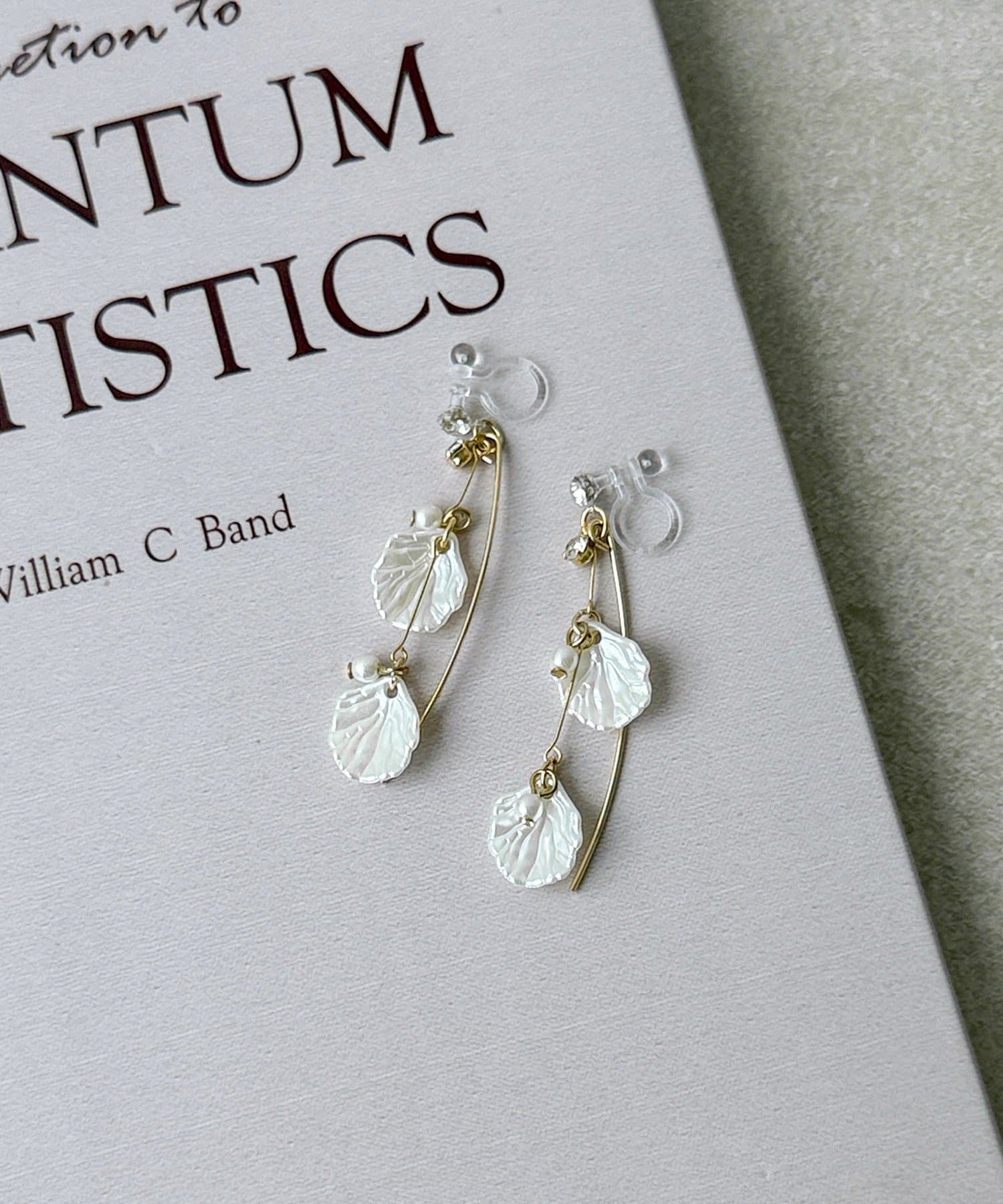 3COINS(スリーコインズ) 花びらパール樹脂イヤリング