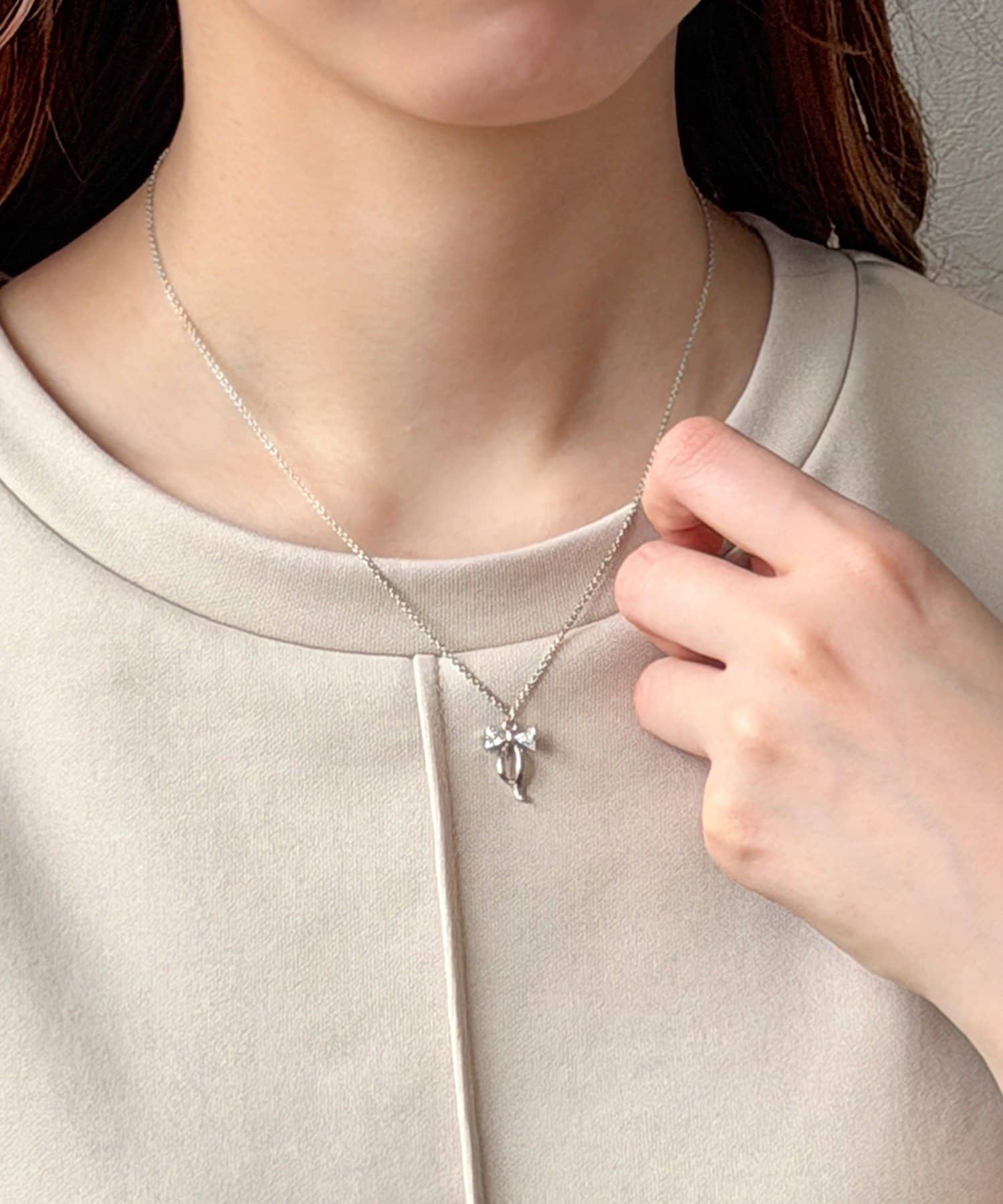 3COINS(スリーコインズ) キラキラリボンショートネックレス