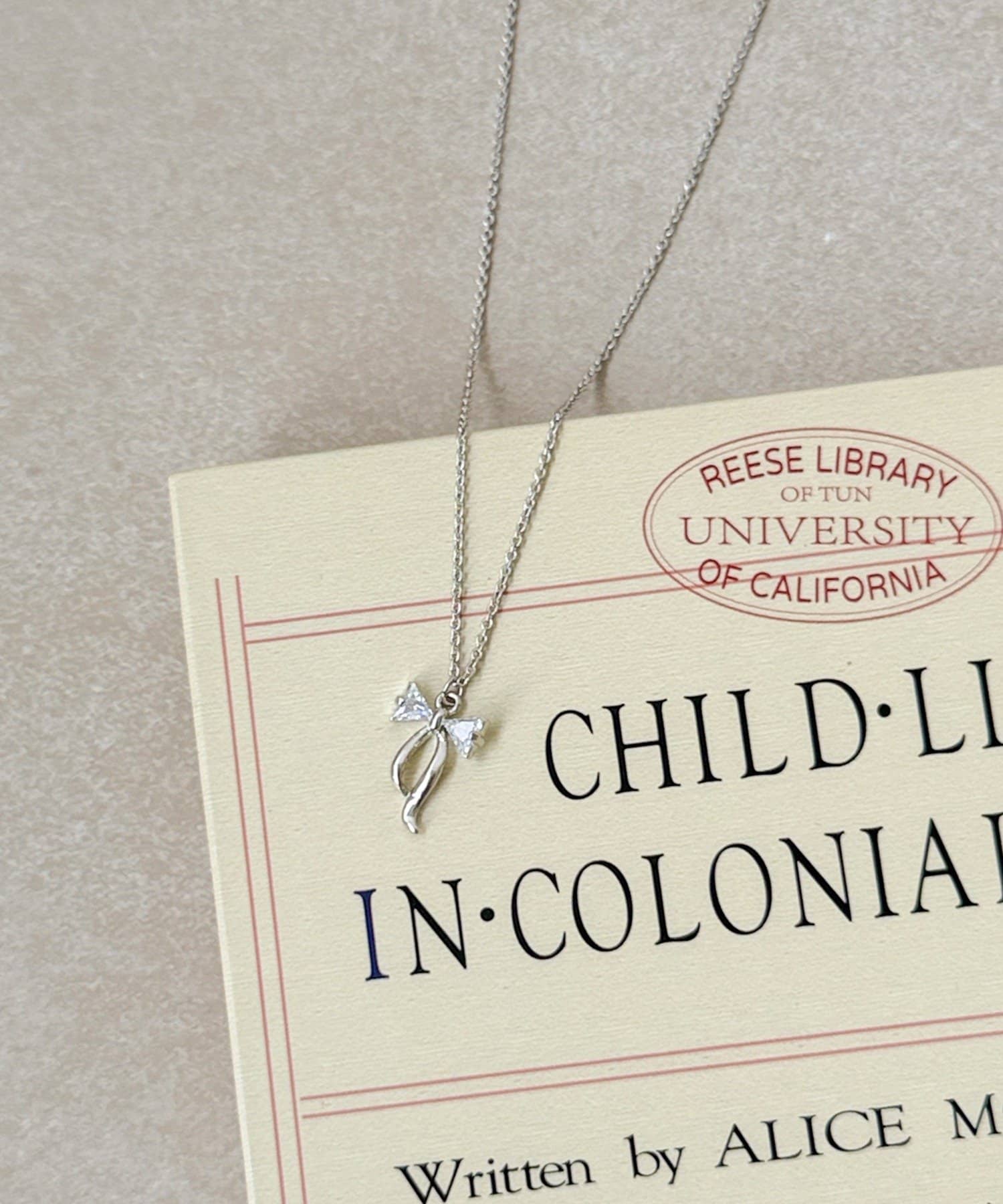 3COINS(スリーコインズ) キラキラリボンショートネックレス