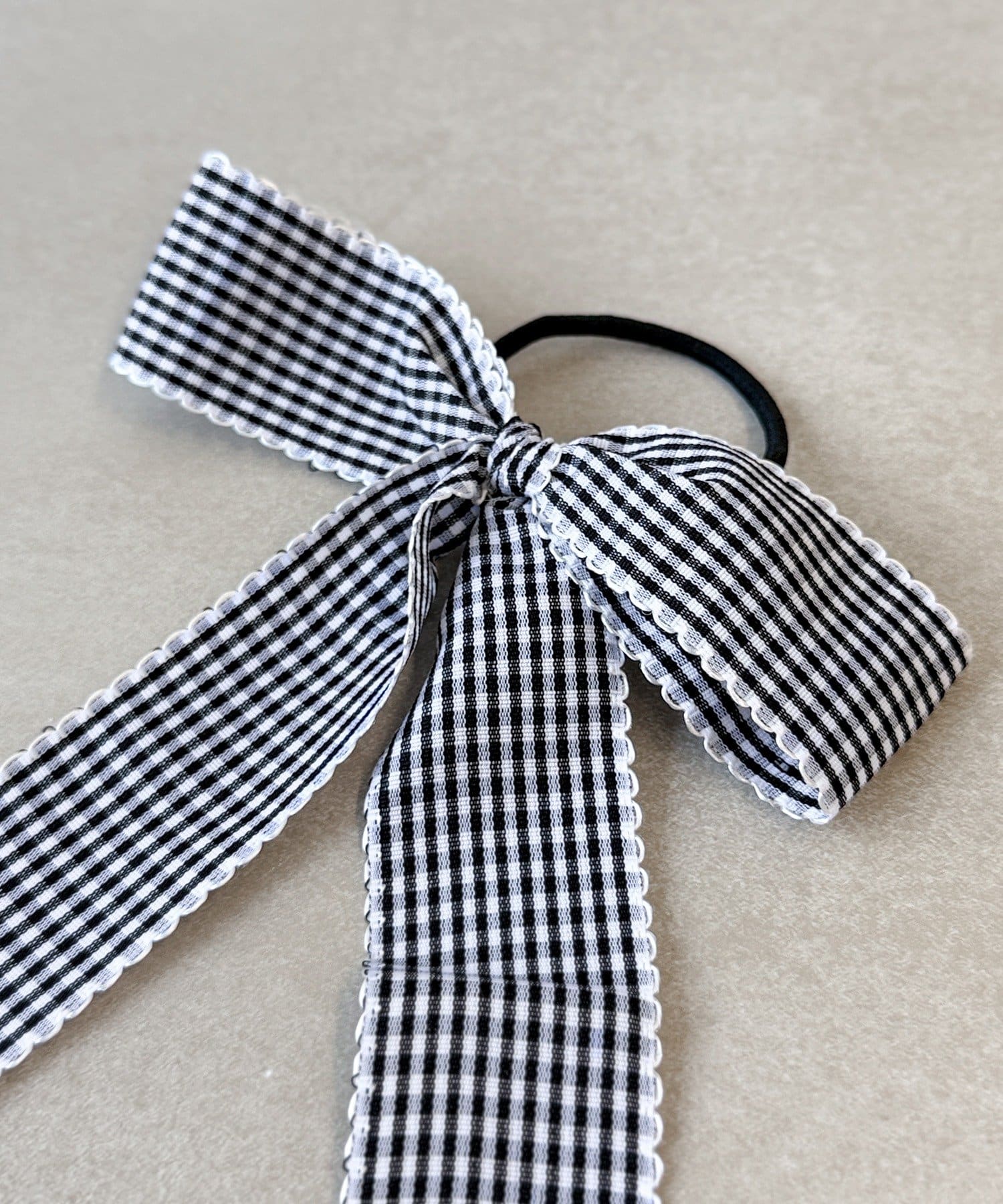 3COINS(スリーコインズ) ギンガムチェックロングリボンポニー