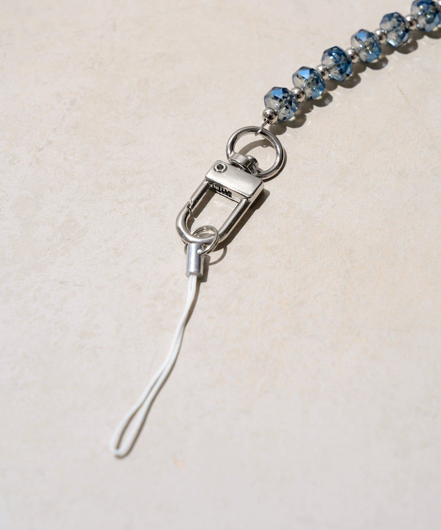 3COINS(スリーコインズ) 《WEB先行販売》キラキラビーズハンドストラップ