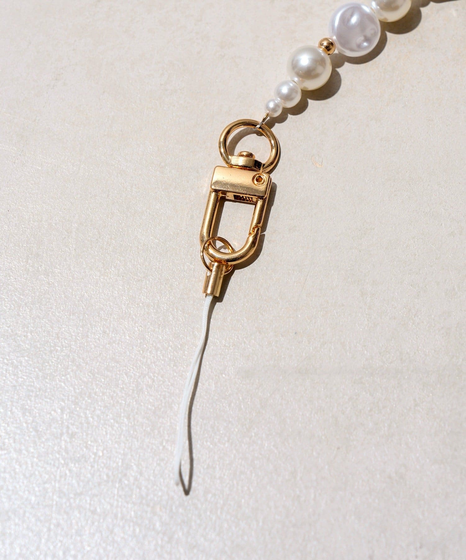 3COINS(スリーコインズ) 《WEB先行販売》パール＆ビーズハンドストラップ