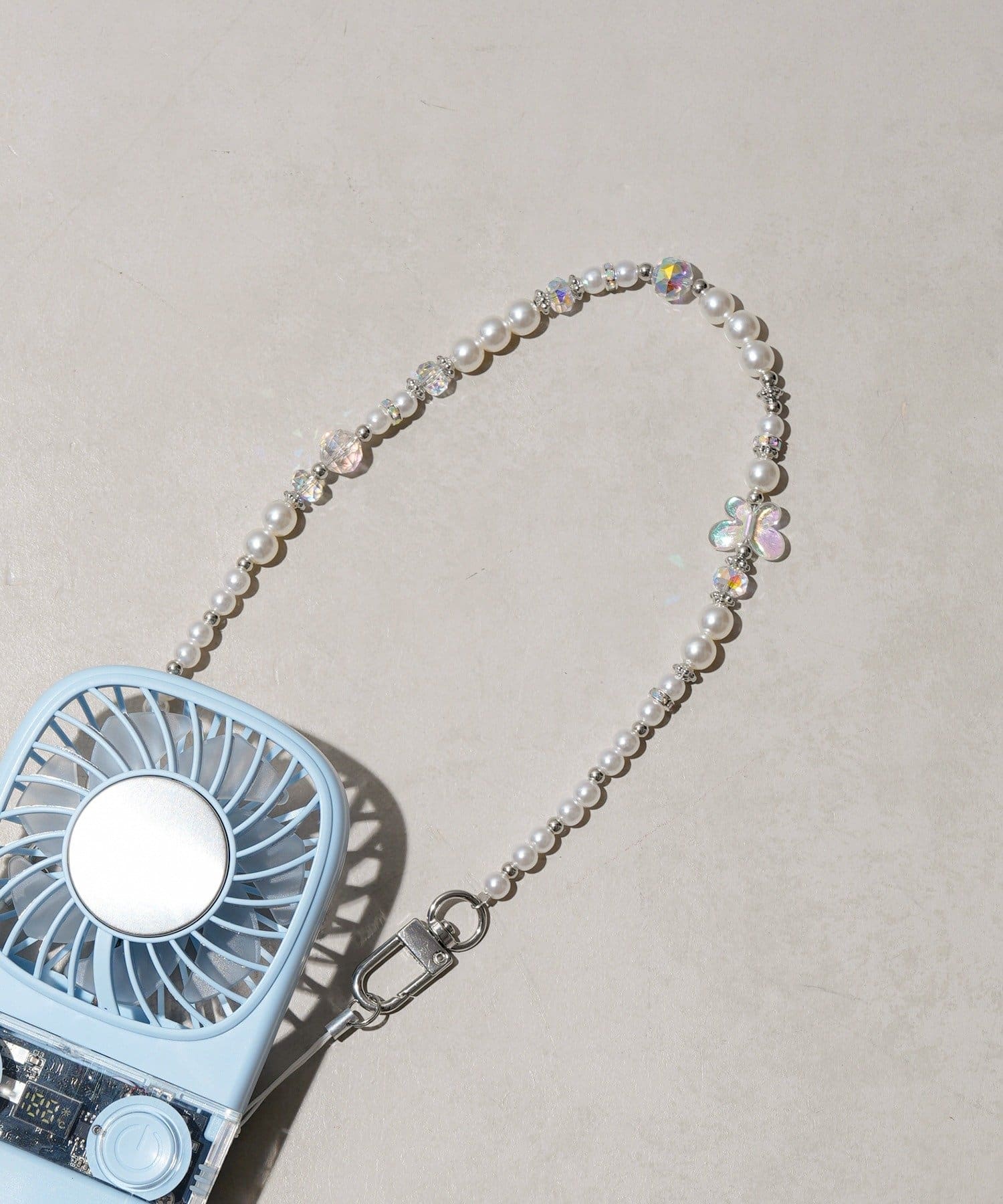 3COINS(スリーコインズ) 《WEB先行販売》パール＆バタフライビーズハンドストラップ