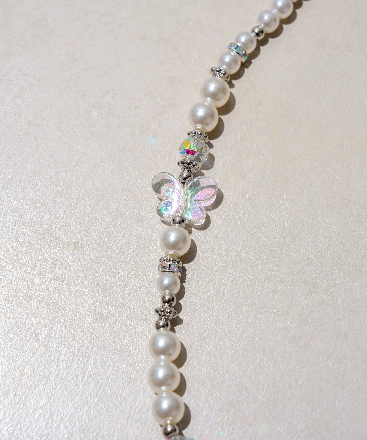 3COINS(スリーコインズ) 《WEB先行販売》パール＆バタフライビーズハンドストラップ