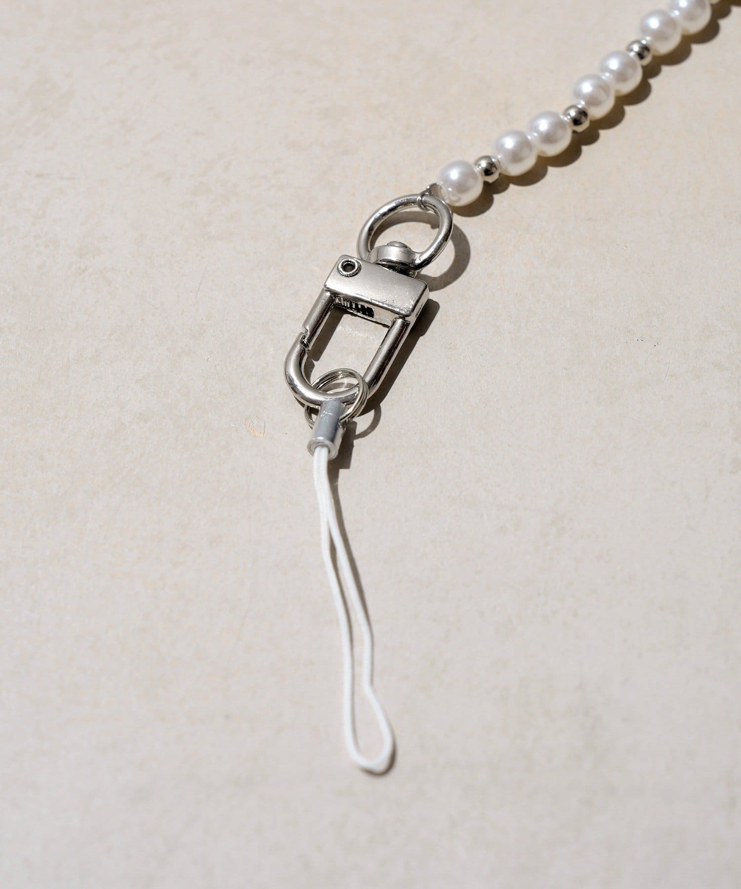 3COINS(スリーコインズ) 《WEB先行販売》パール＆バタフライビーズハンドストラップ