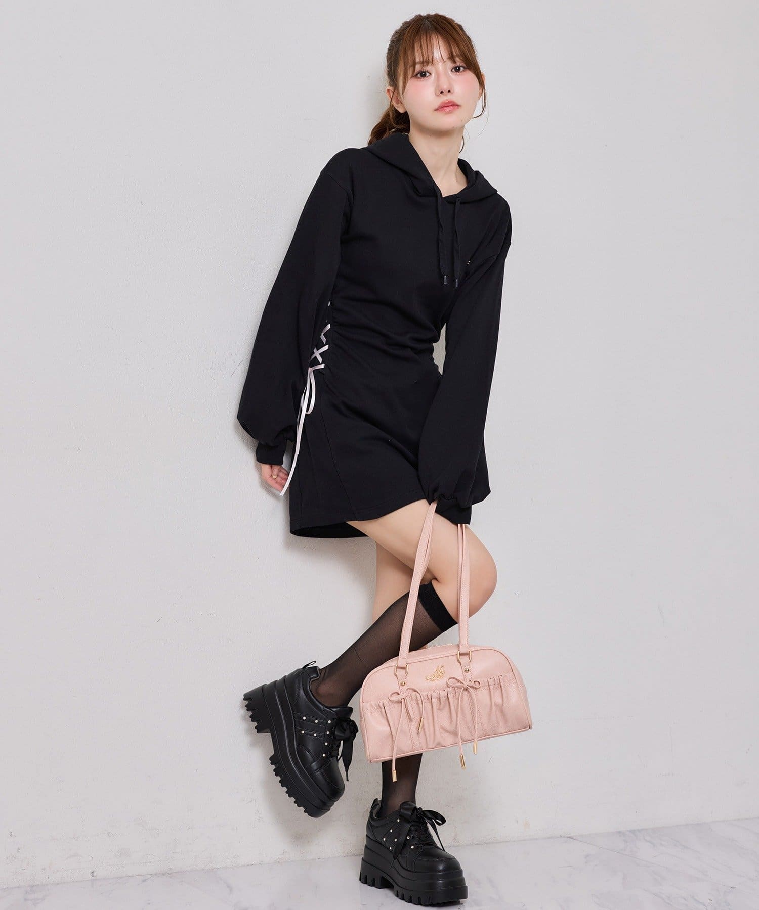 one after another NICE CLAUP(ワンアフターアナザー ナイスクラップ) サイドレースアップパーカーミニワンピース