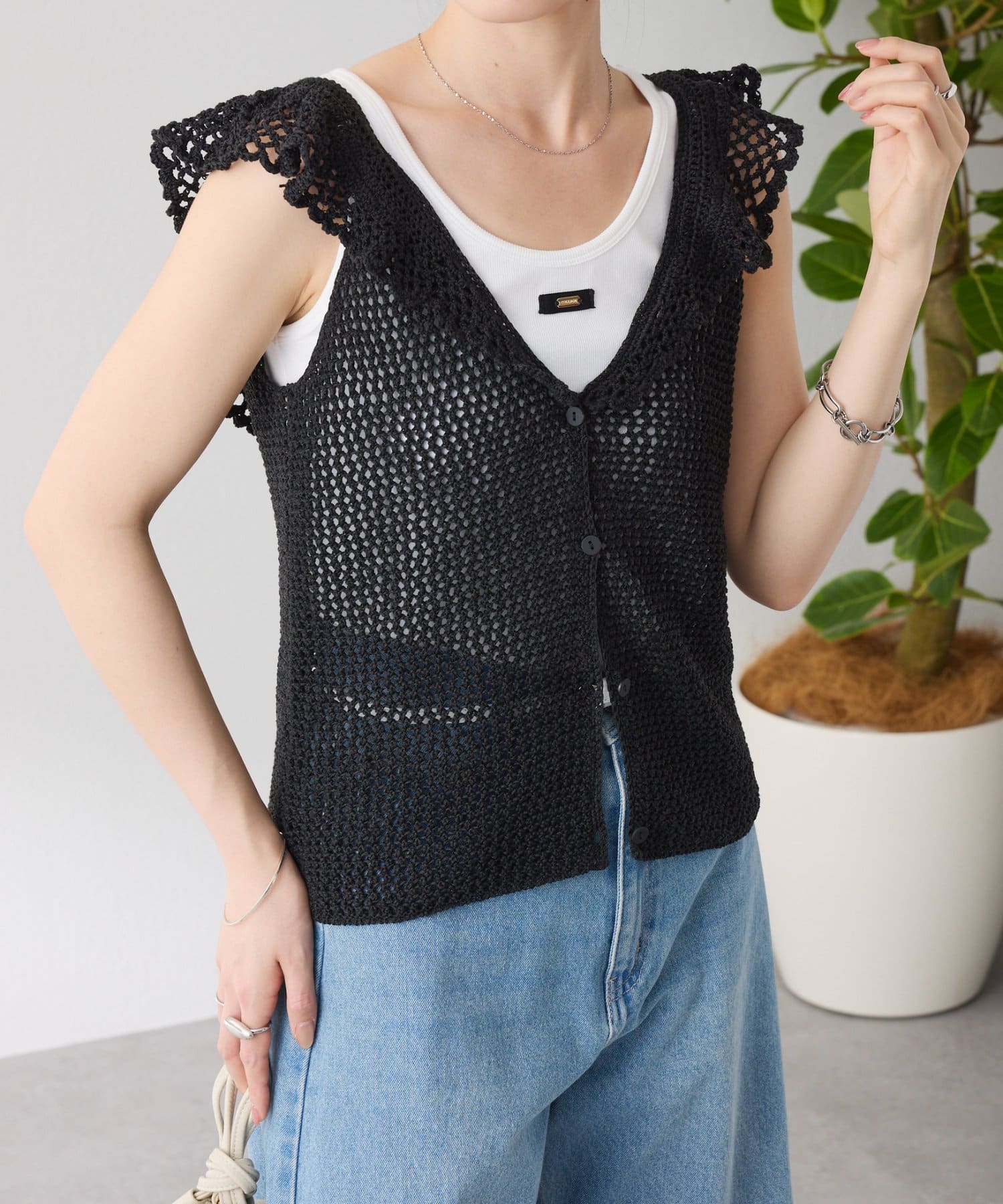 COLLAGE GALLARDAGALANTE(コラージュ ガリャルダガランテ) 【前後２通りで着れる】クロシェフリルニットベスト