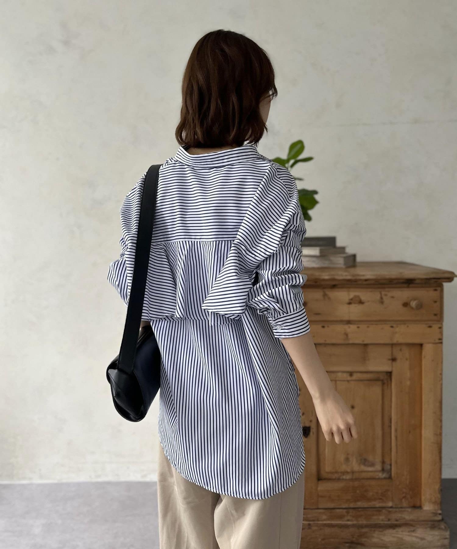 LOCUST(ローカスト) 【オンオフ使える】バックフリルシャツ