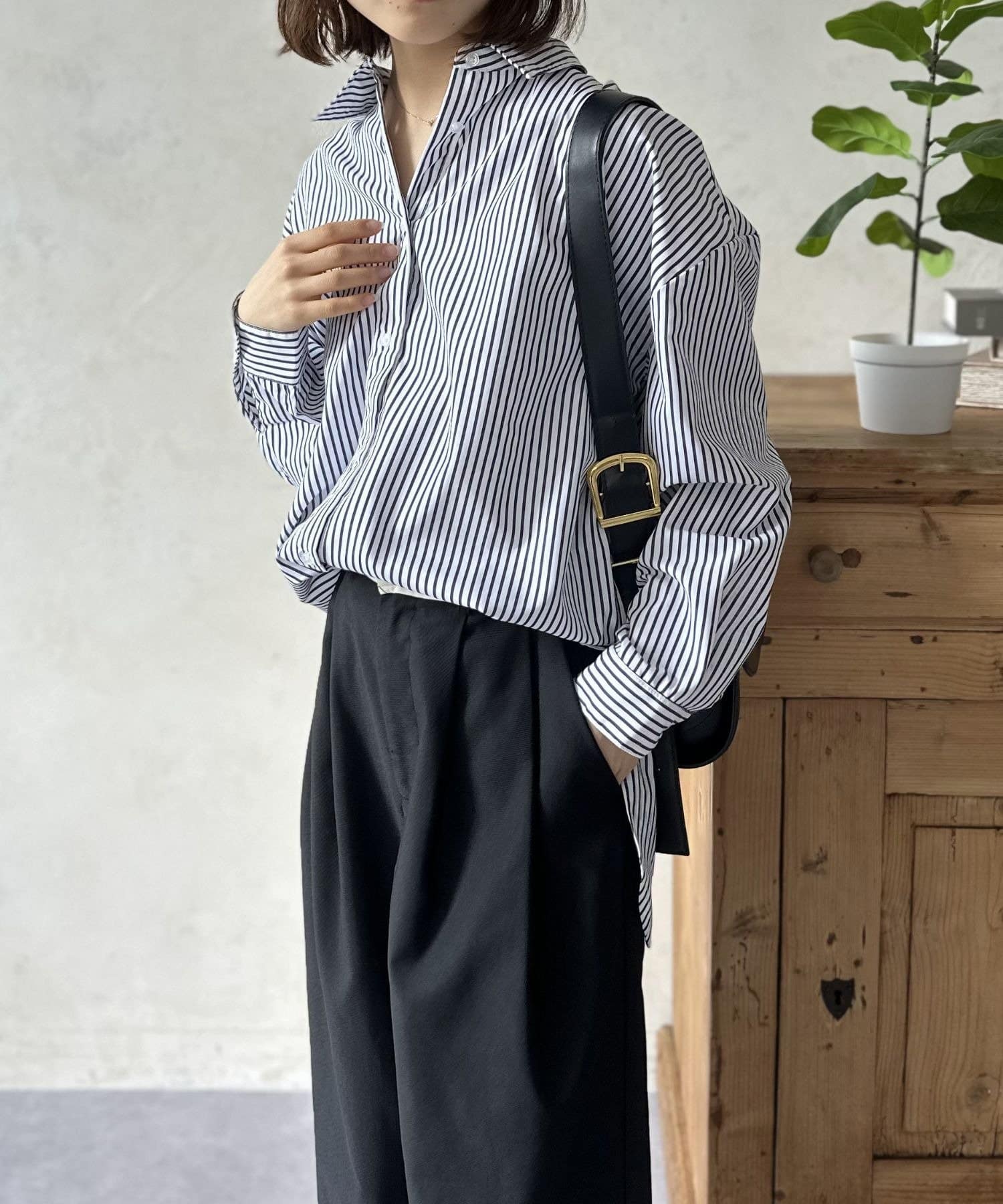 LOCUST(ローカスト) 【オンオフ使える】バックフリルシャツ