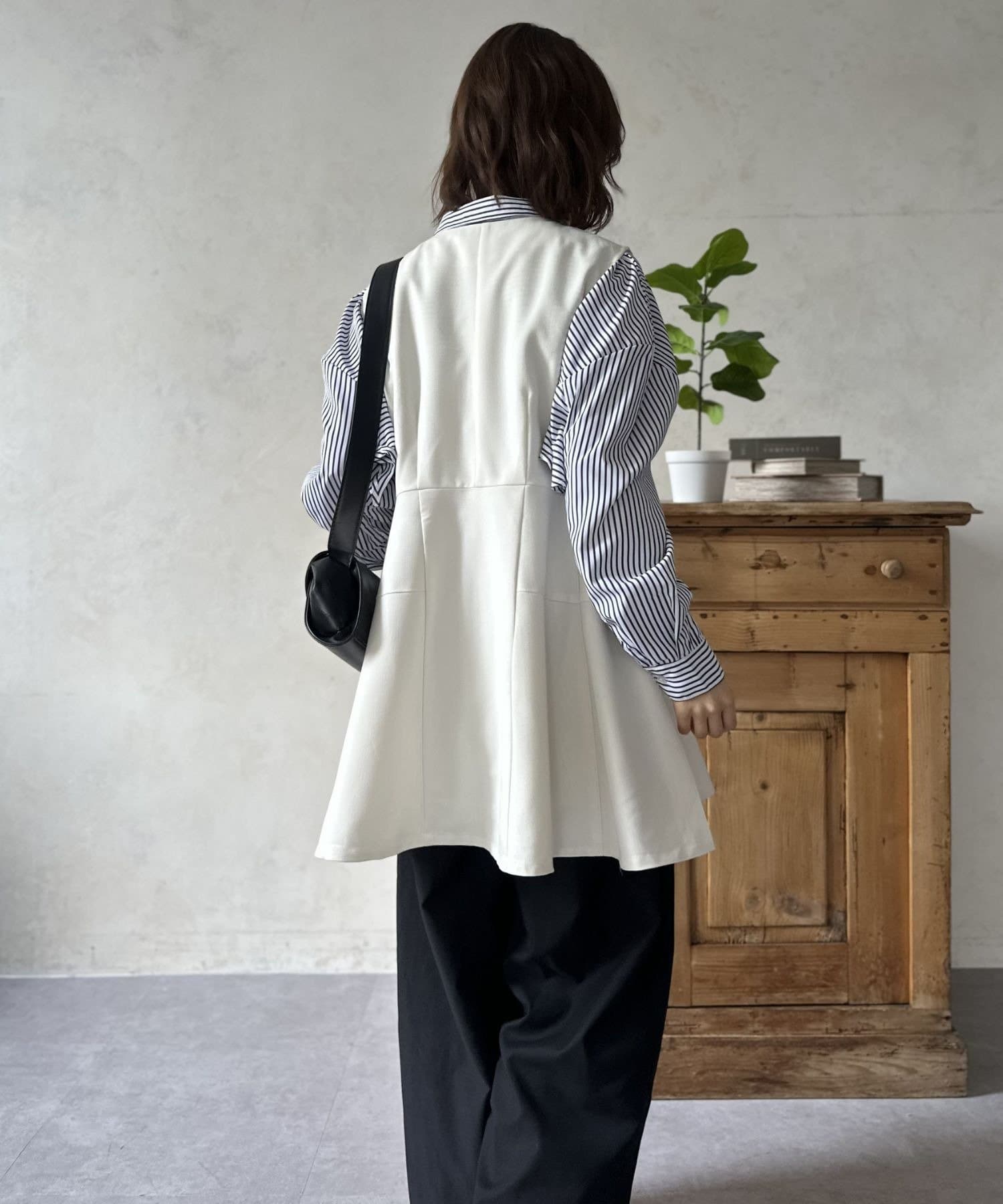 LOCUST(ローカスト) 【オンオフ使える】バックフリルシャツ