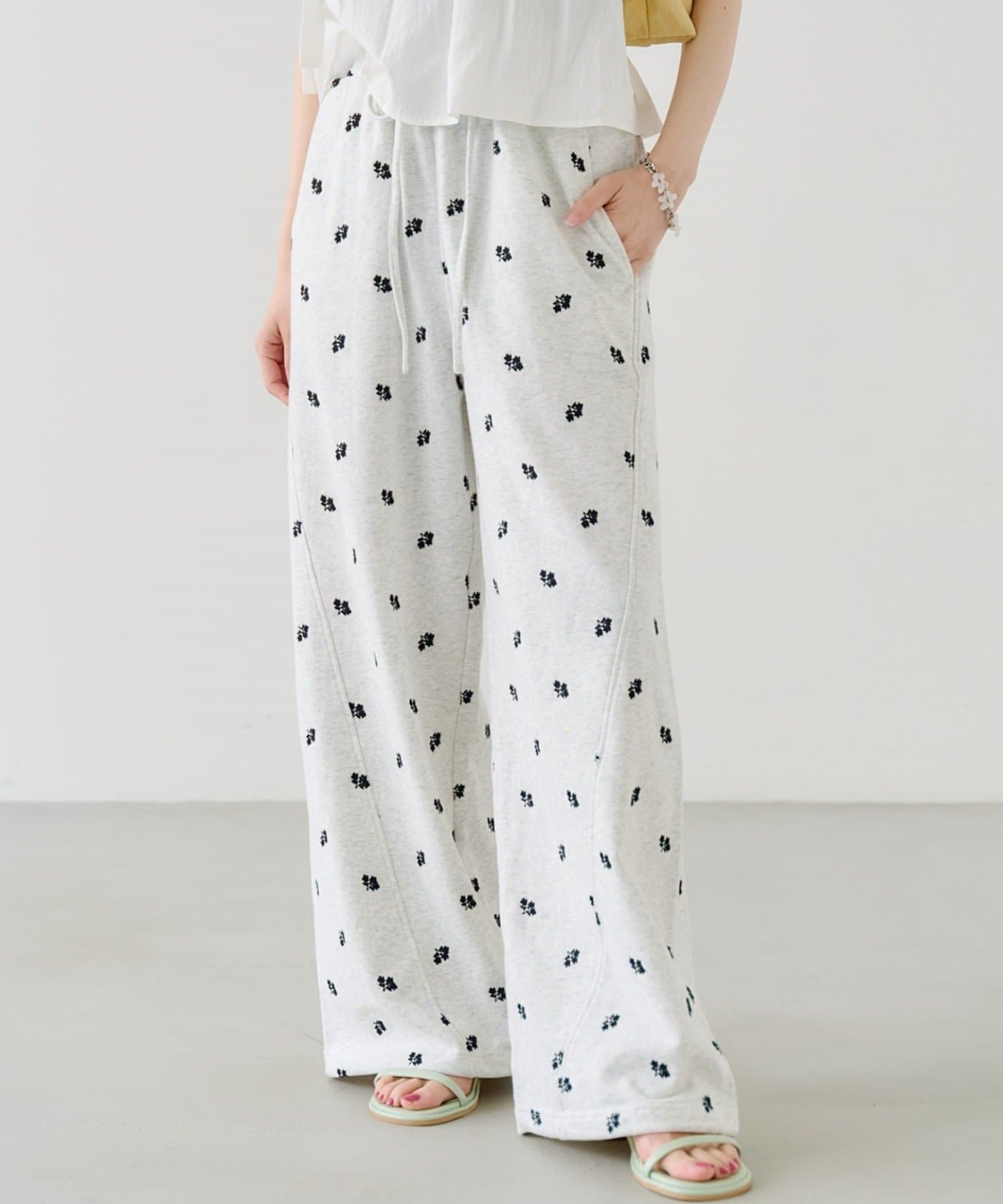 Kastane(カスタネ) 【3.20(金)12:00発売/無地&花柄/2サイズ展開/低身長サイズ】フラワーステッチスウェットパンツ