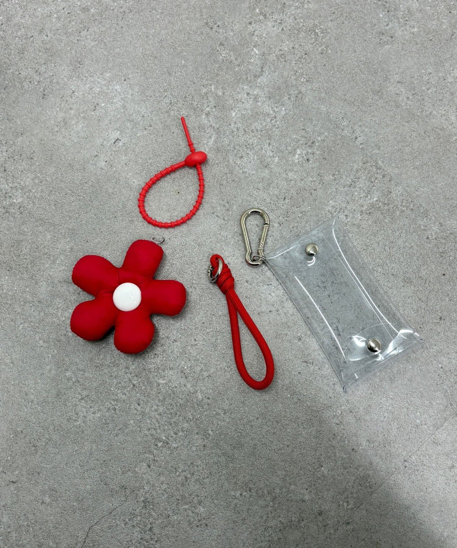 COLONY 2139(コロニー トゥーワンスリーナイン) PVCポーチ付き中綿フラワーチャーム