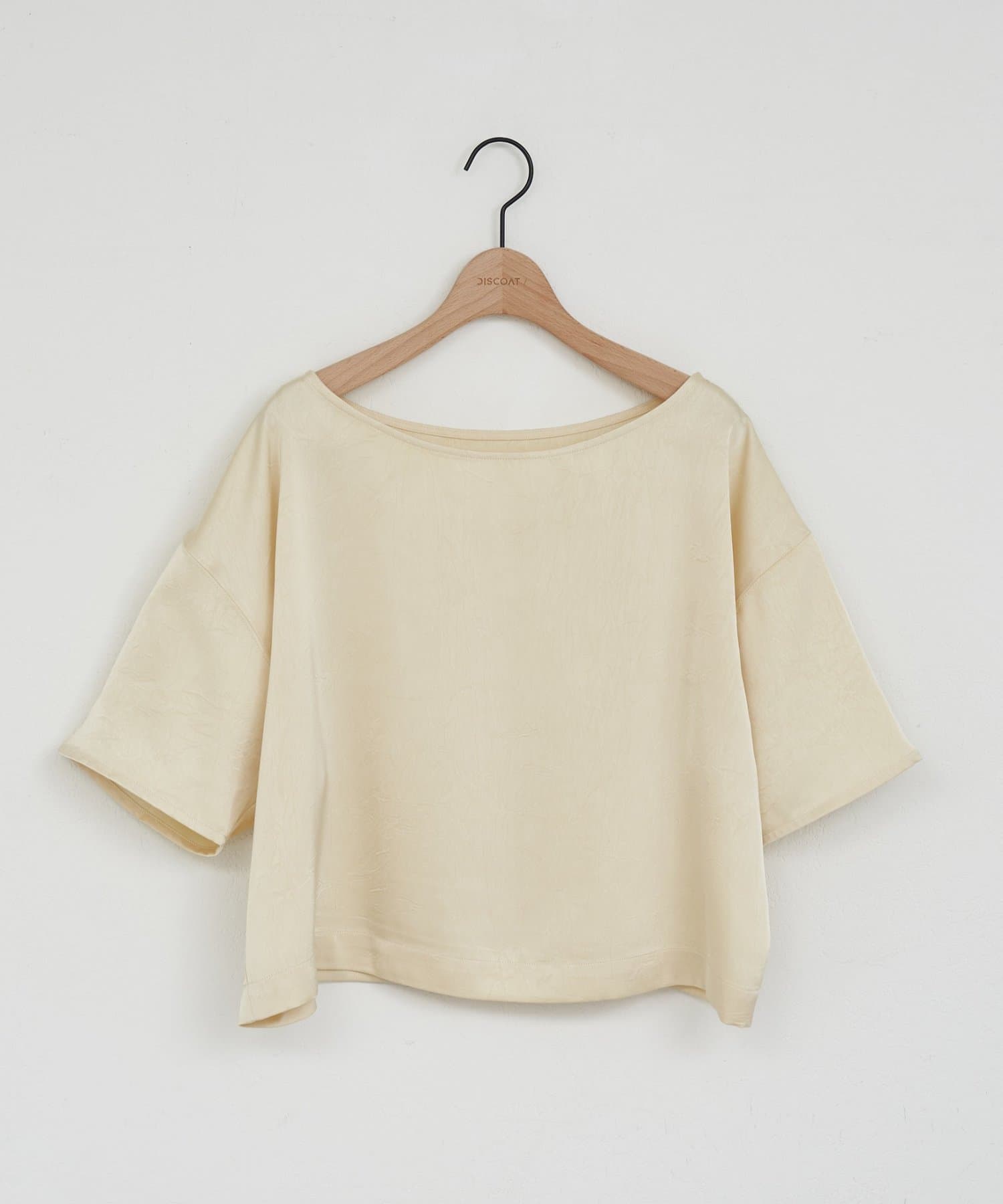 DISCOAT(ディスコート) 【WEB限定】シワ加工サテン半袖プルオーバー