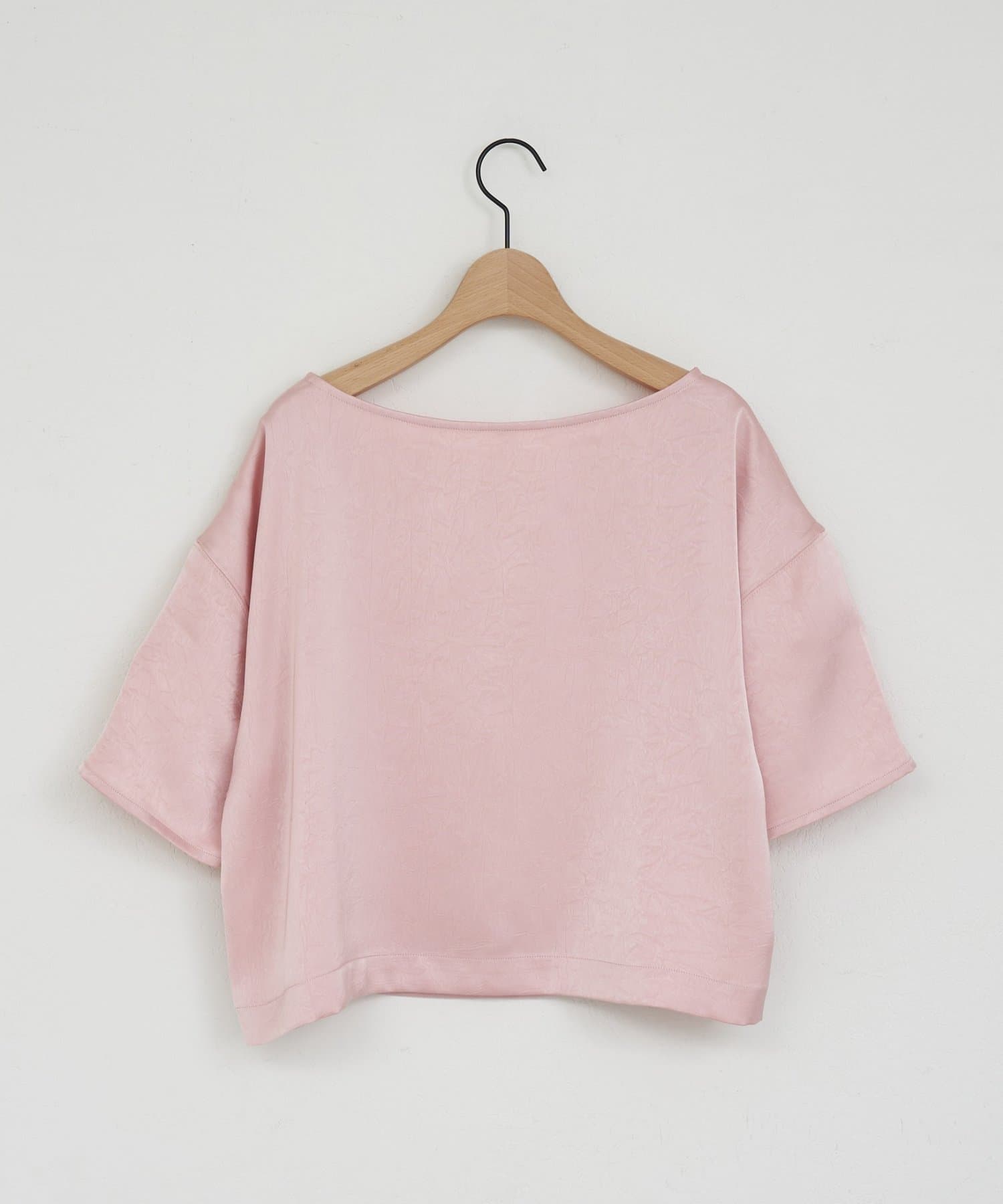 DISCOAT(ディスコート) 【WEB限定】シワ加工サテン半袖プルオーバー