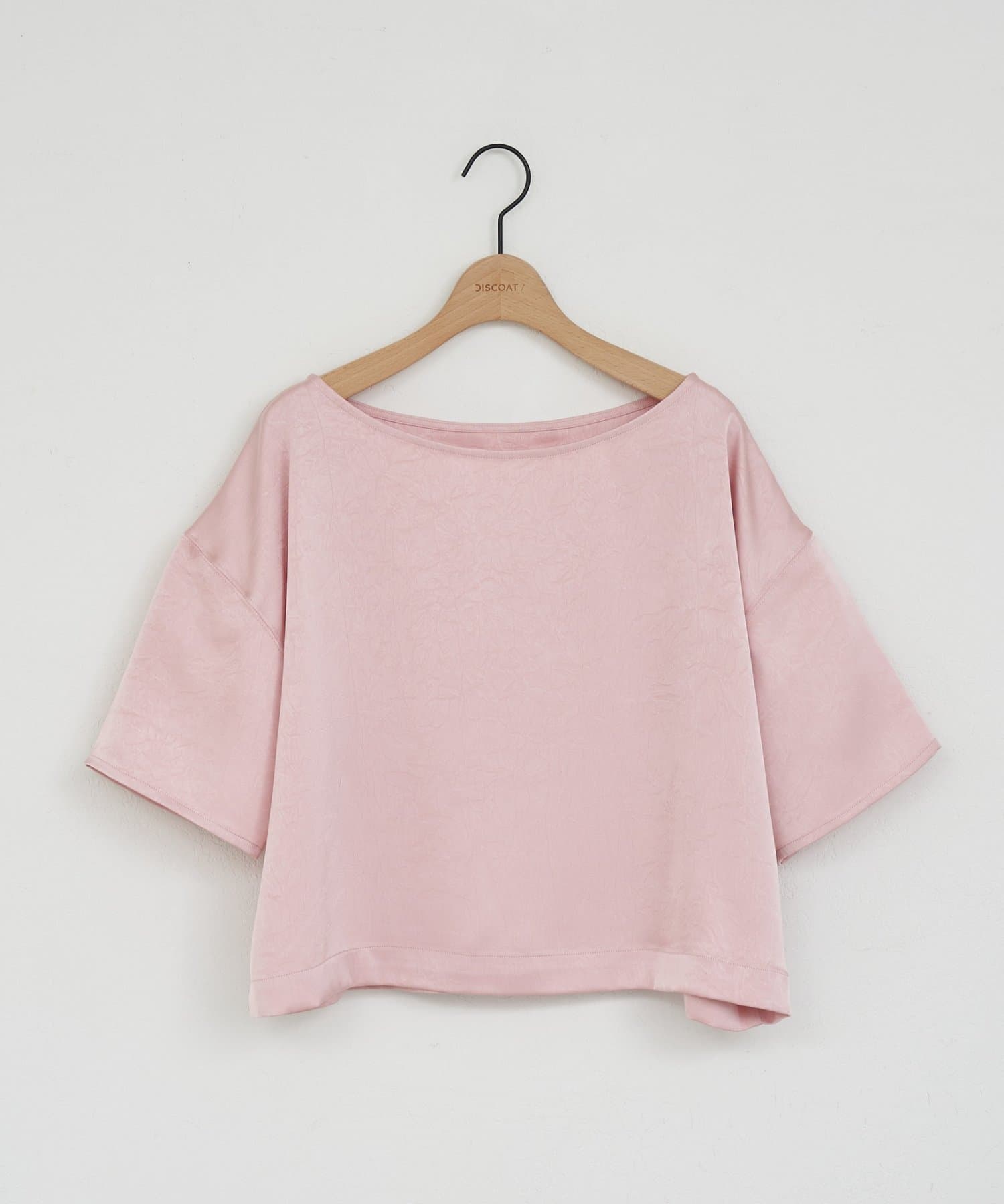 DISCOAT(ディスコート) 【WEB限定】シワ加工サテン半袖プルオーバー