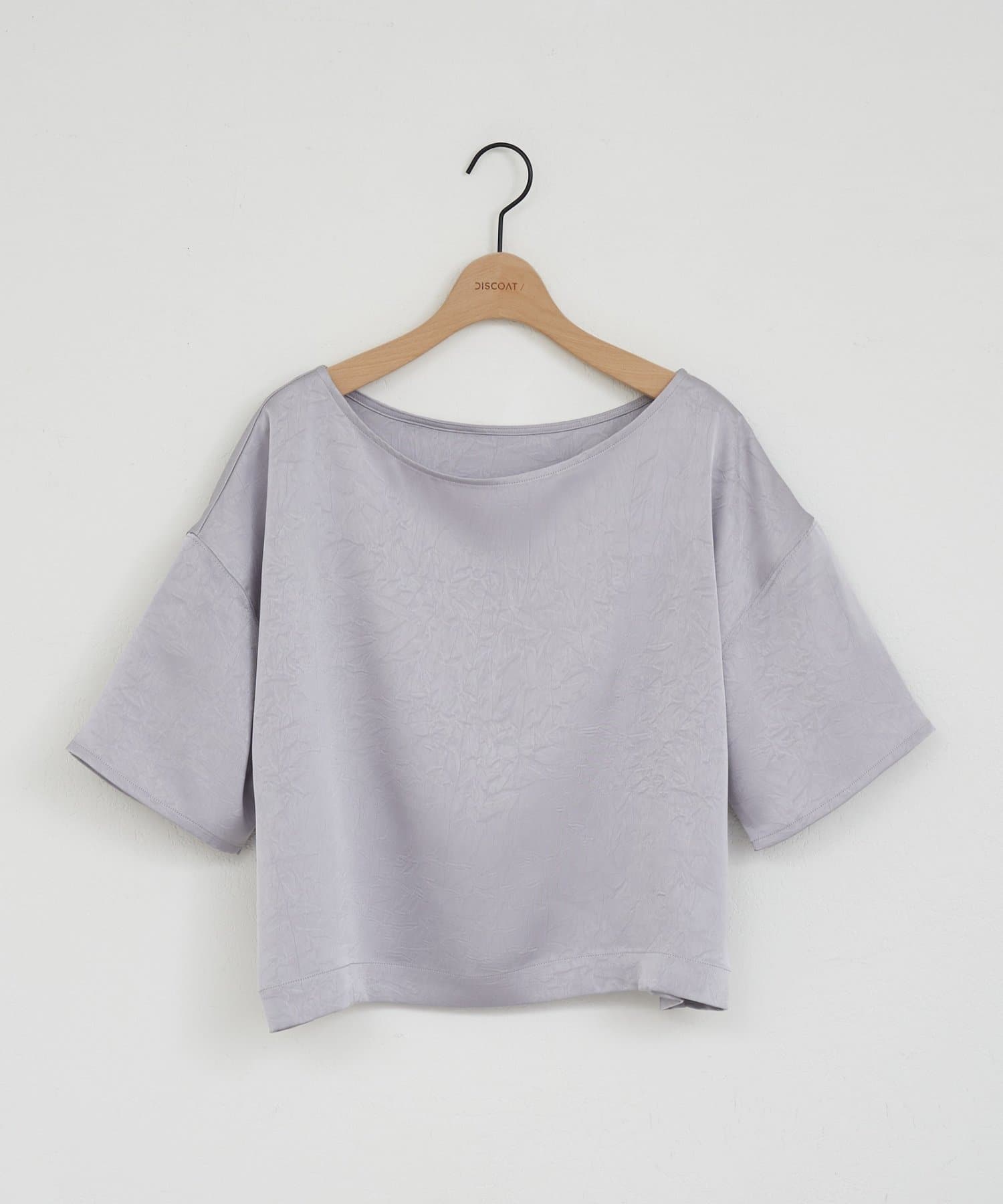 DISCOAT(ディスコート) 【WEB限定】シワ加工サテン半袖プルオーバー