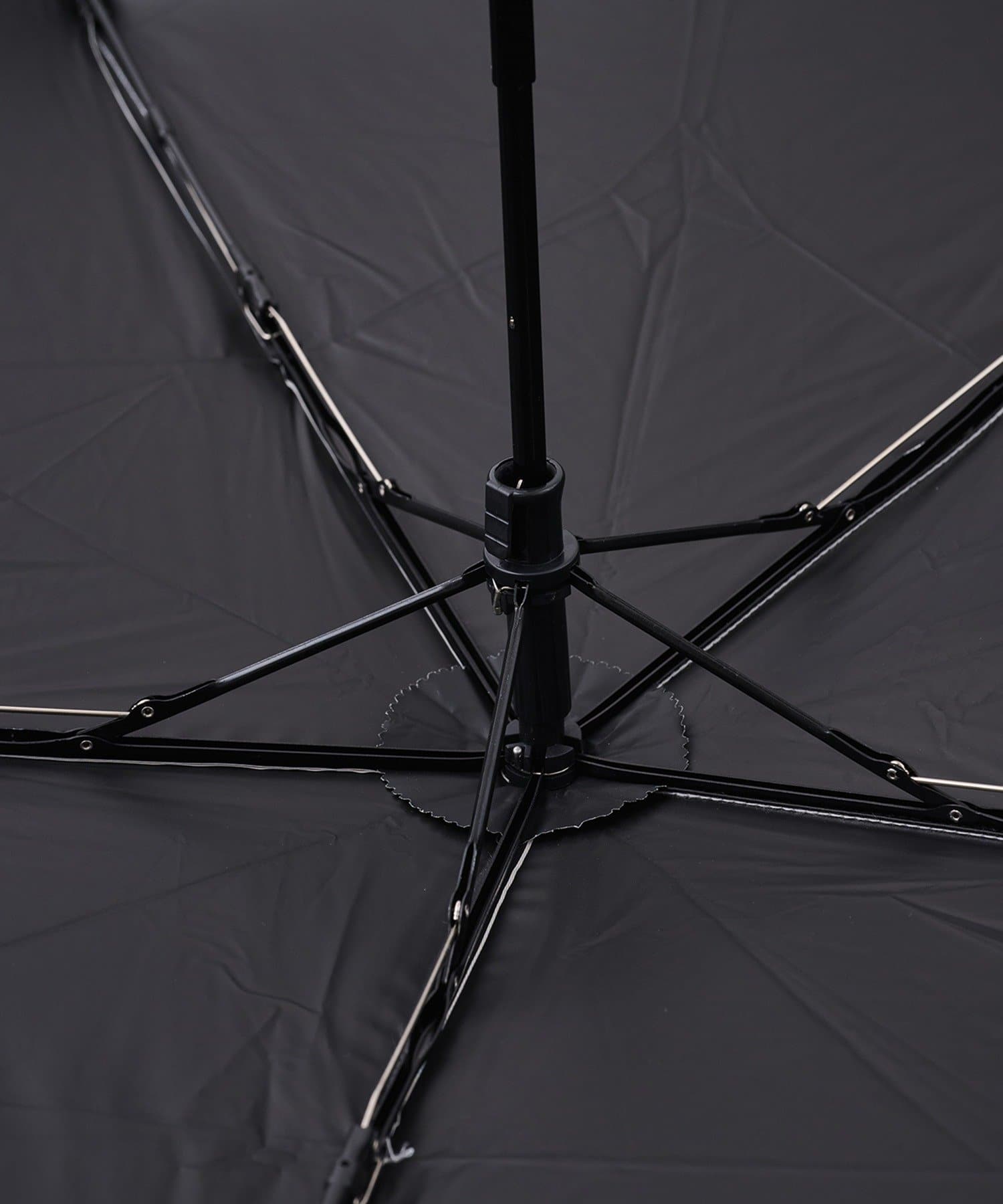 3COINS(スリーコインズ) 《約150g》晴雨兼用折傘軽量無地ロゴ