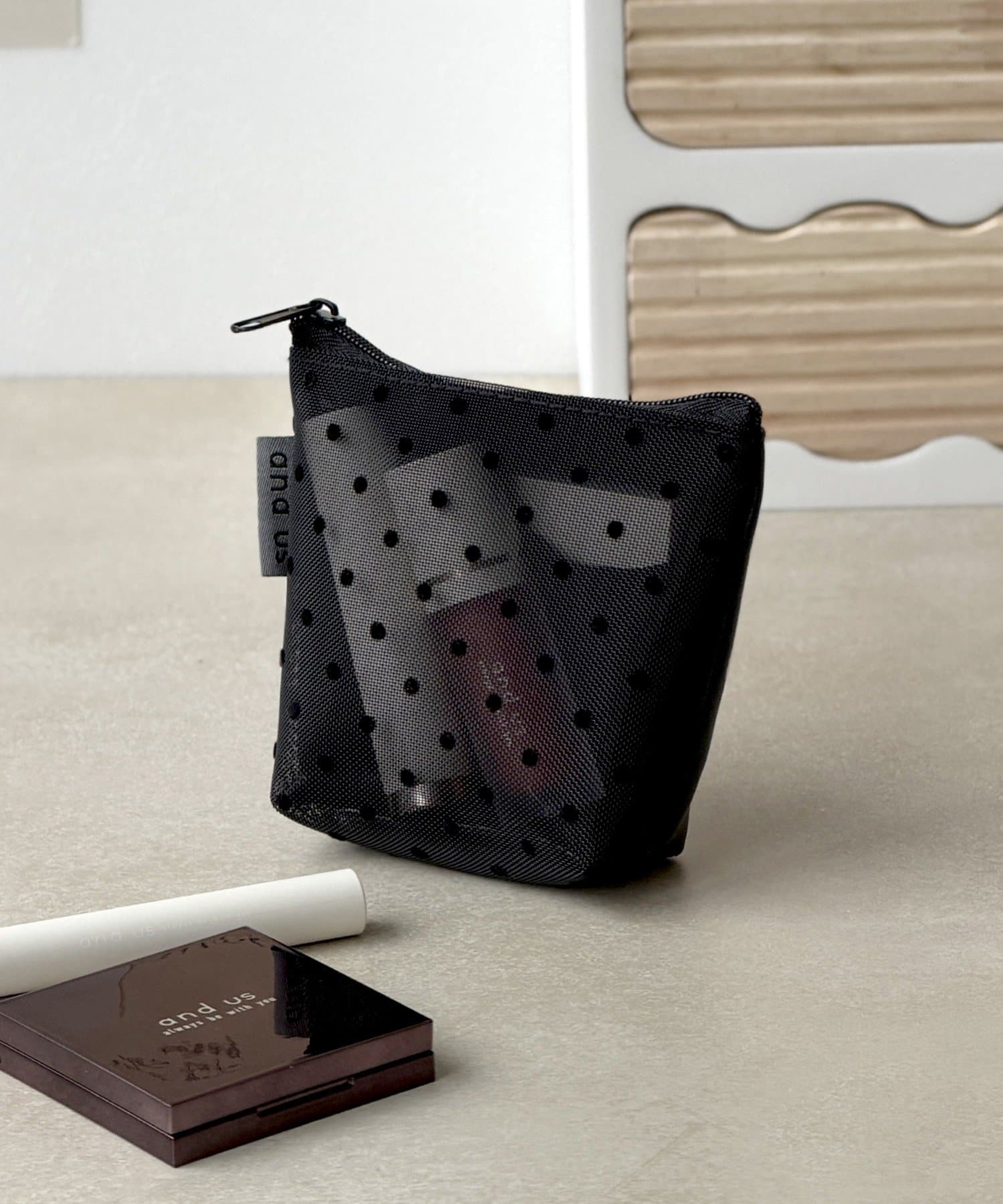 3COINS(スリーコインズ) ドットメッシュコンパクトポーチ／and us