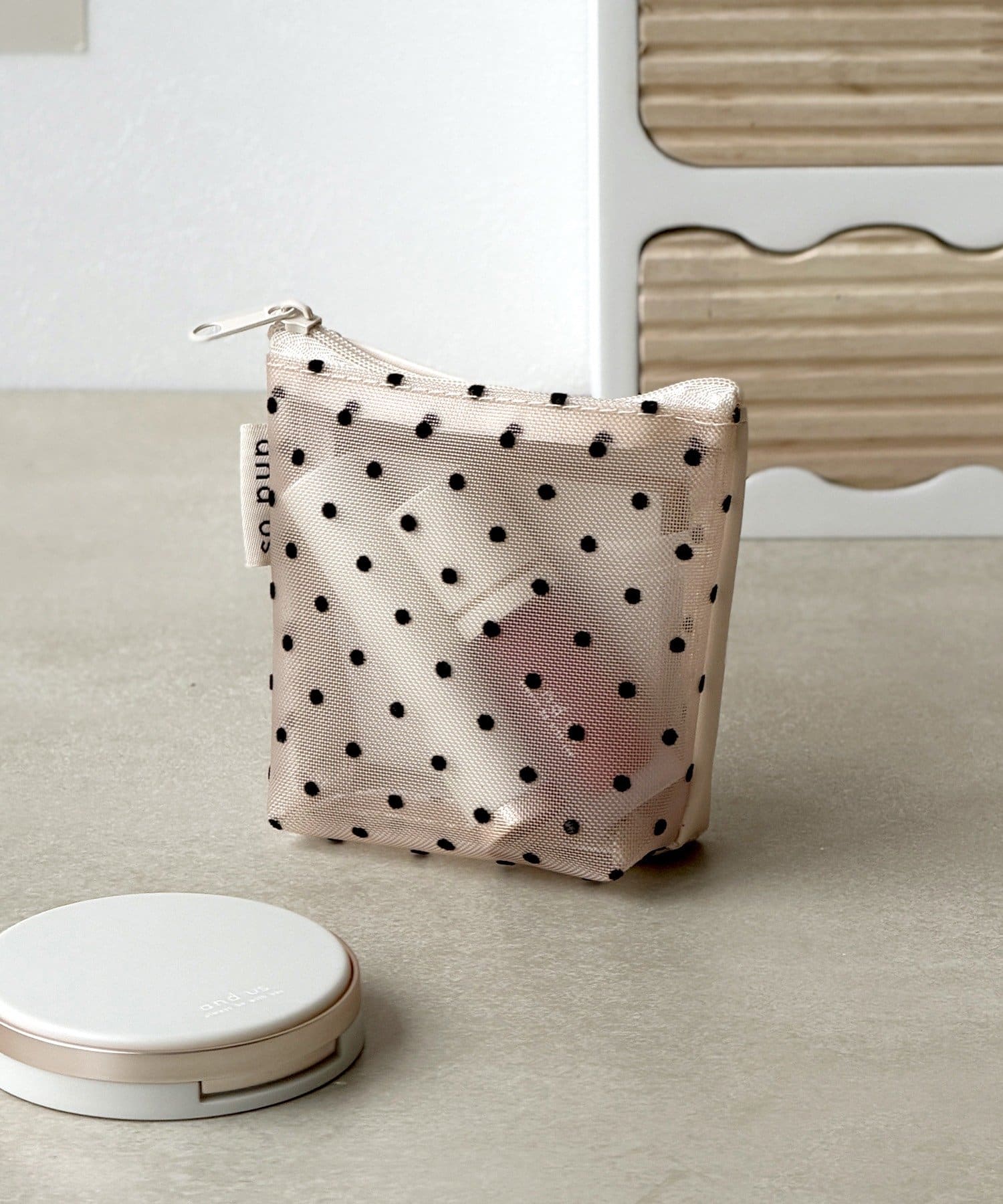 3COINS(スリーコインズ) ドットメッシュコンパクトポーチ／and us