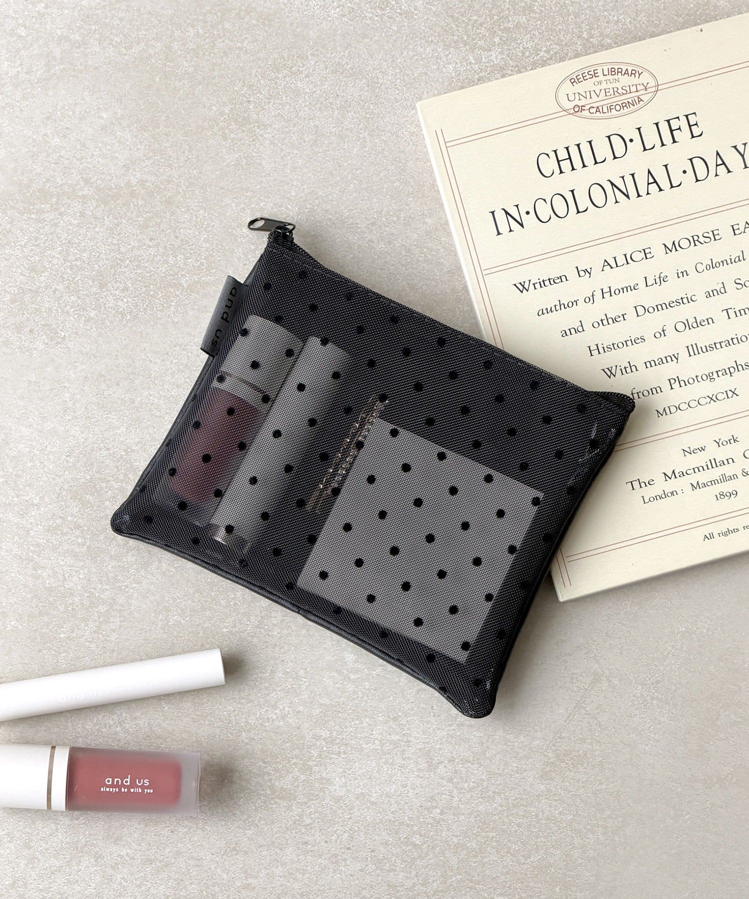 3COINS(スリーコインズ) ドットメッシュフラットポーチ／and us