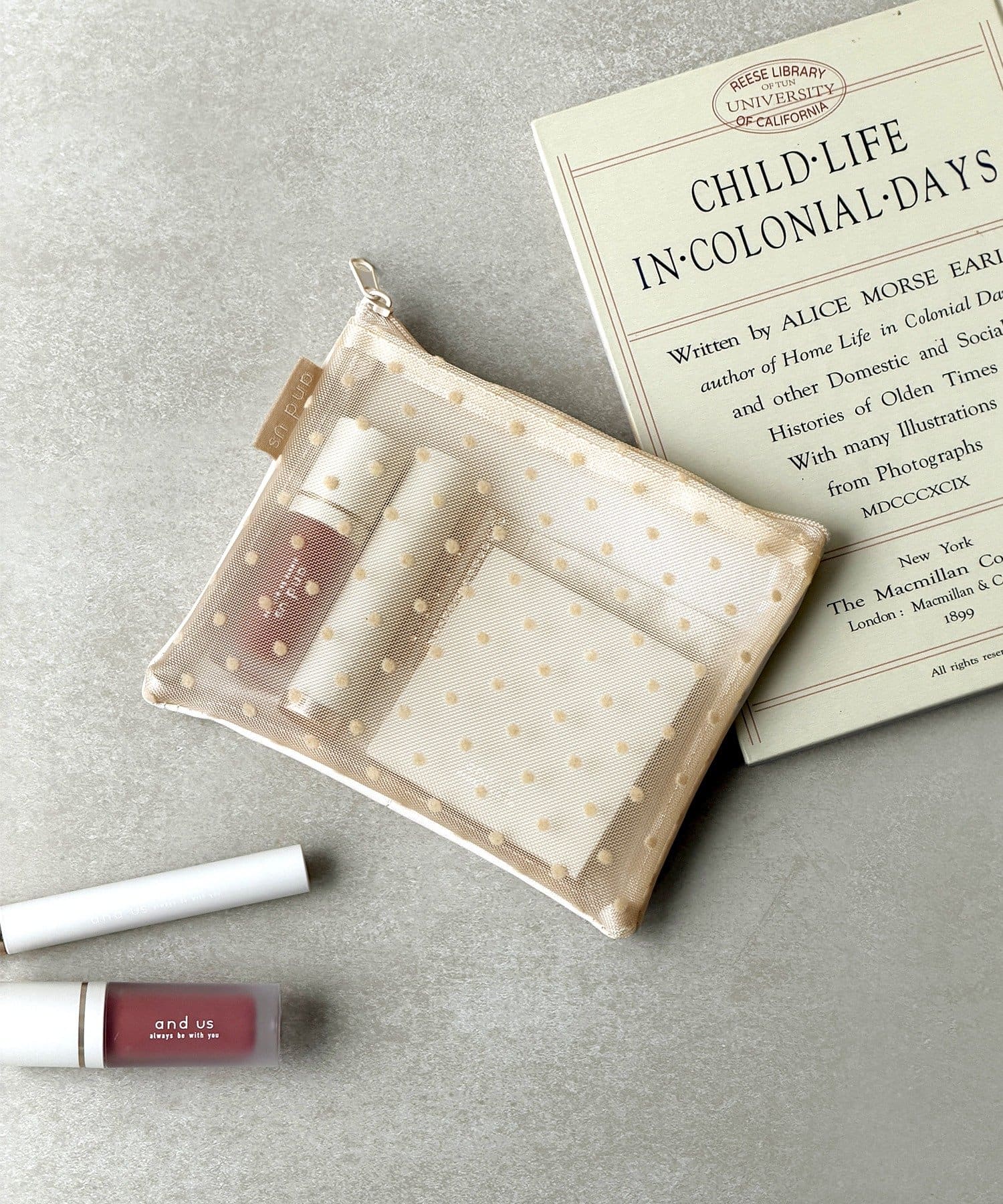 3COINS(スリーコインズ) ドットメッシュフラットポーチ／and us