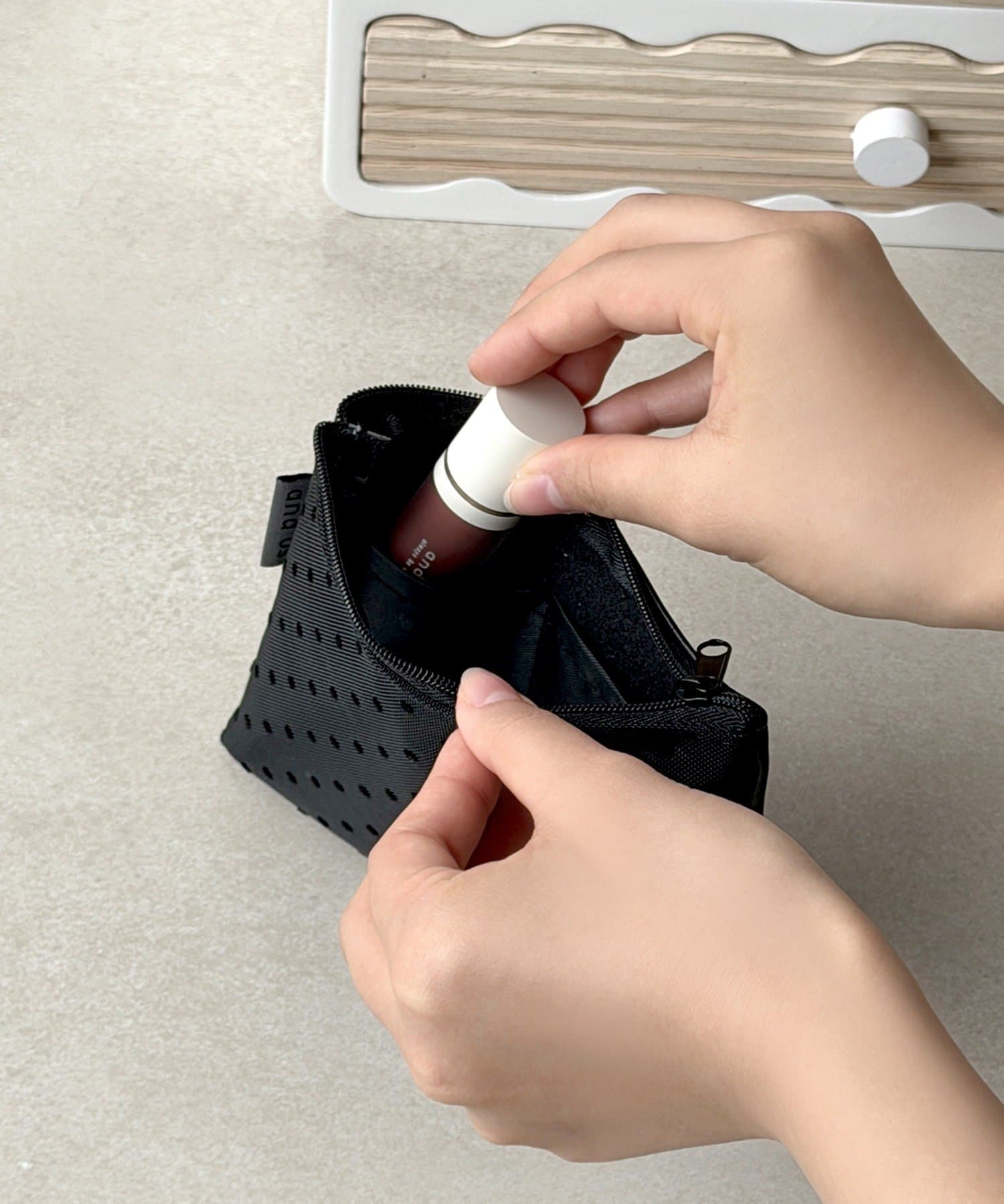 3COINS(スリーコインズ) ドットメッシュフラットポーチ／and us