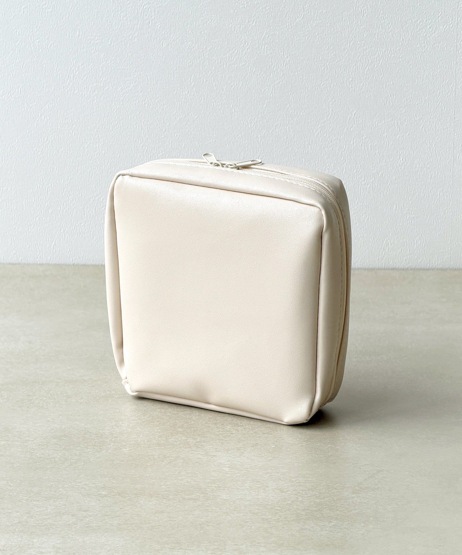 3COINS(スリーコインズ) ドットメッシュスクエアポーチ／and us