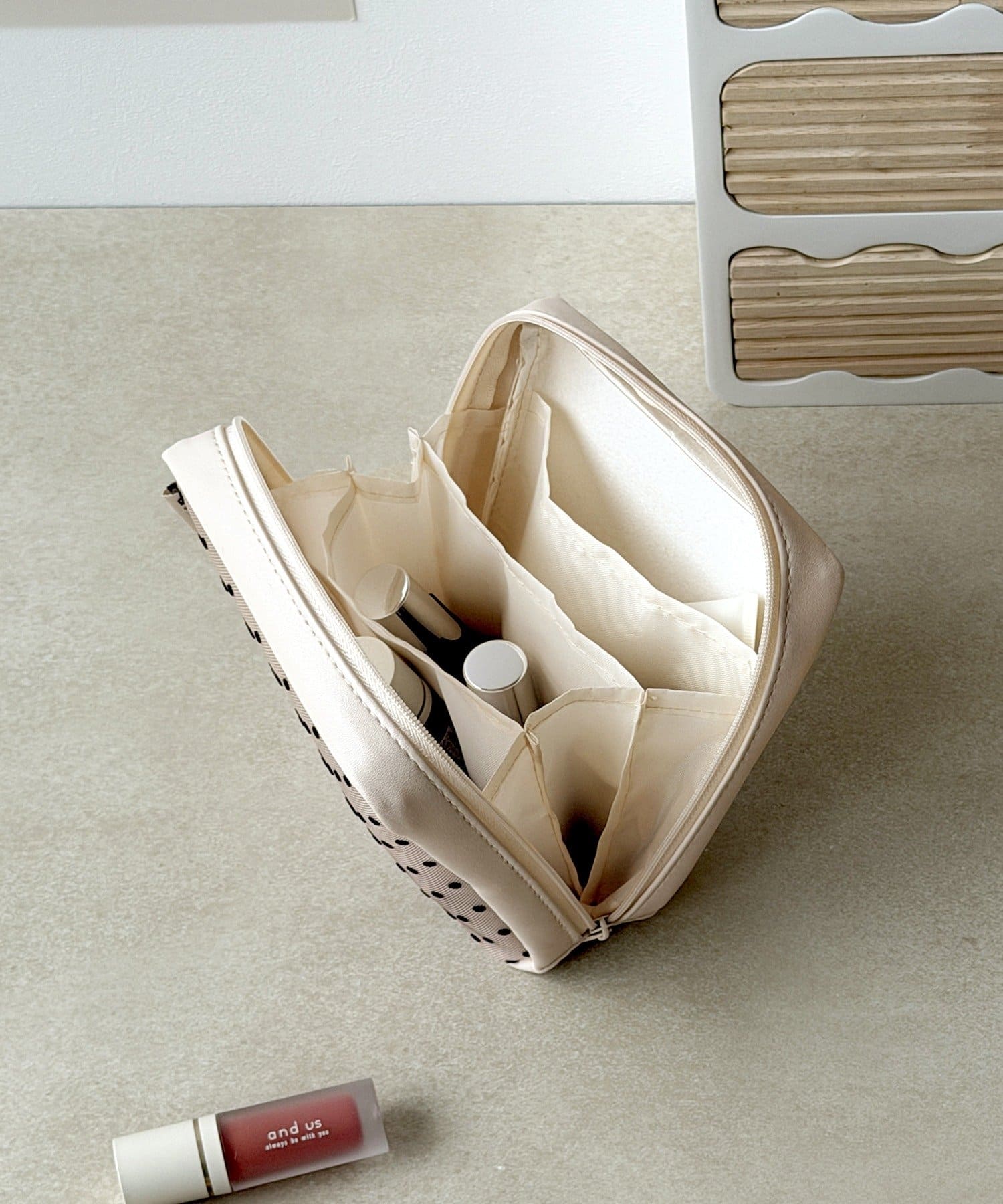 3COINS(スリーコインズ) ドットメッシュスクエアポーチ／and us