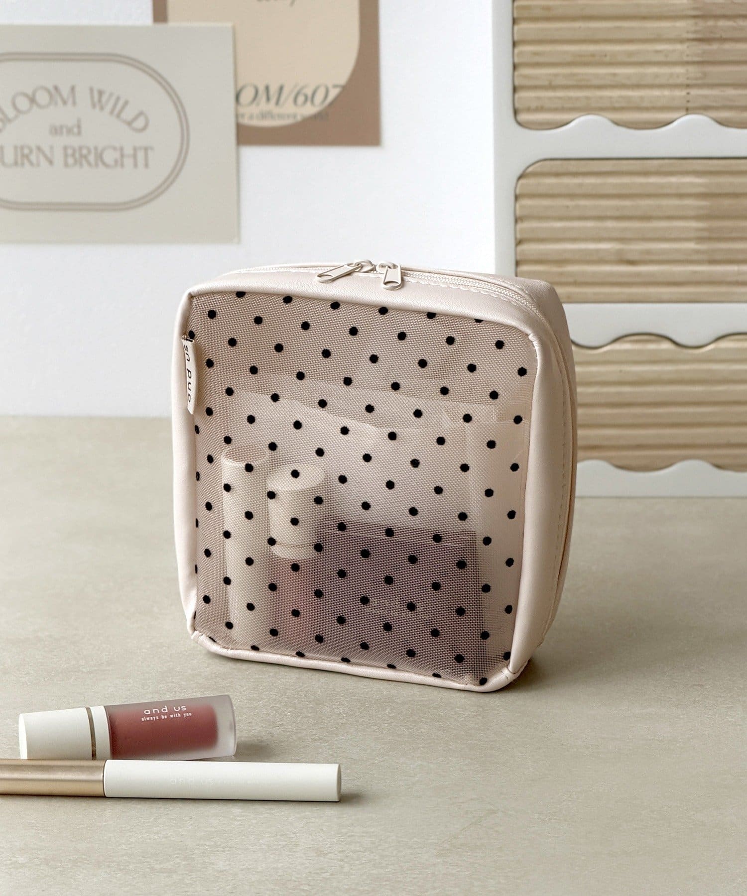 3COINS(スリーコインズ) ドットメッシュスクエアポーチ／and us