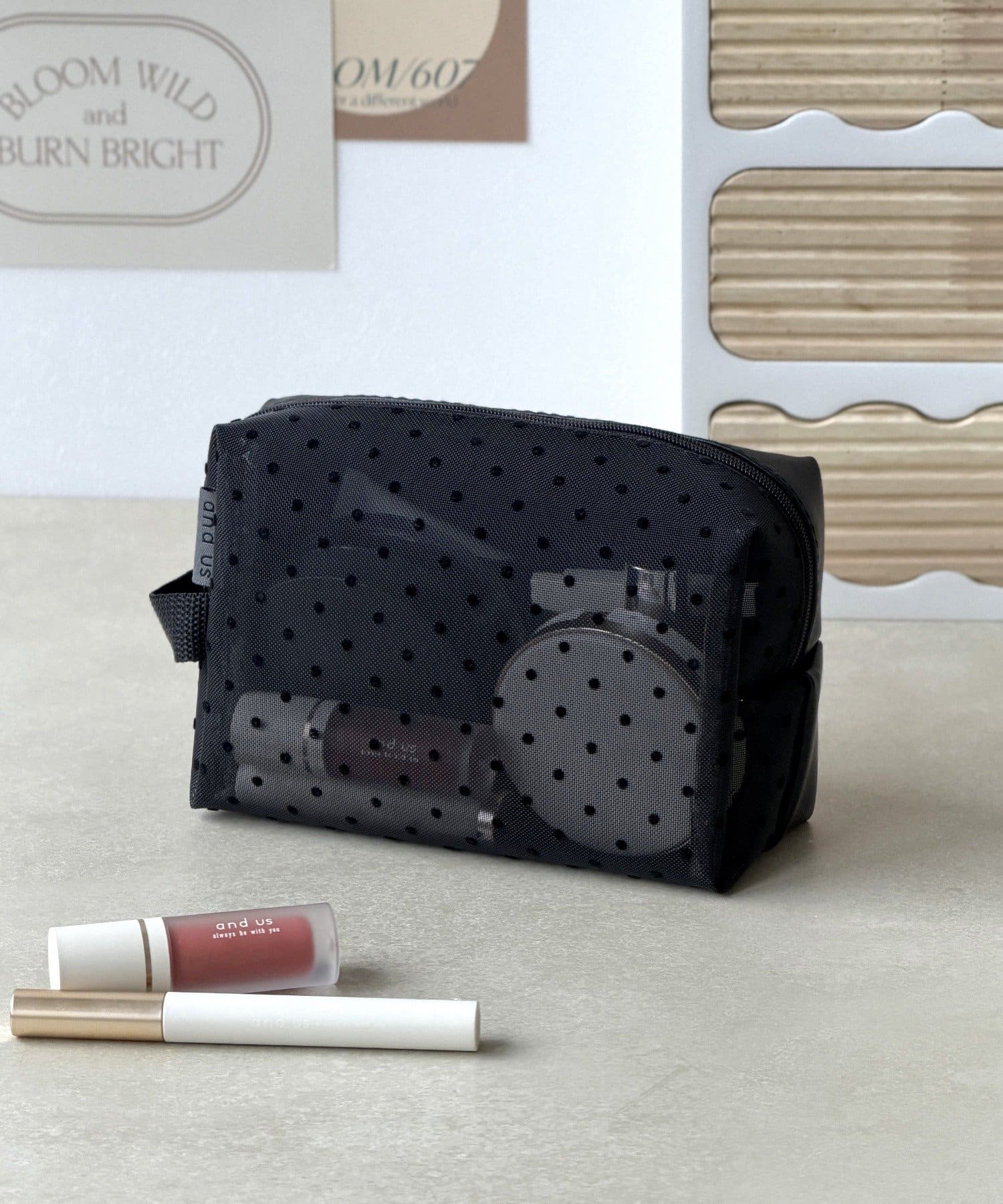 3COINS(スリーコインズ) ドットメッシュ横長スクエアポーチ／and us