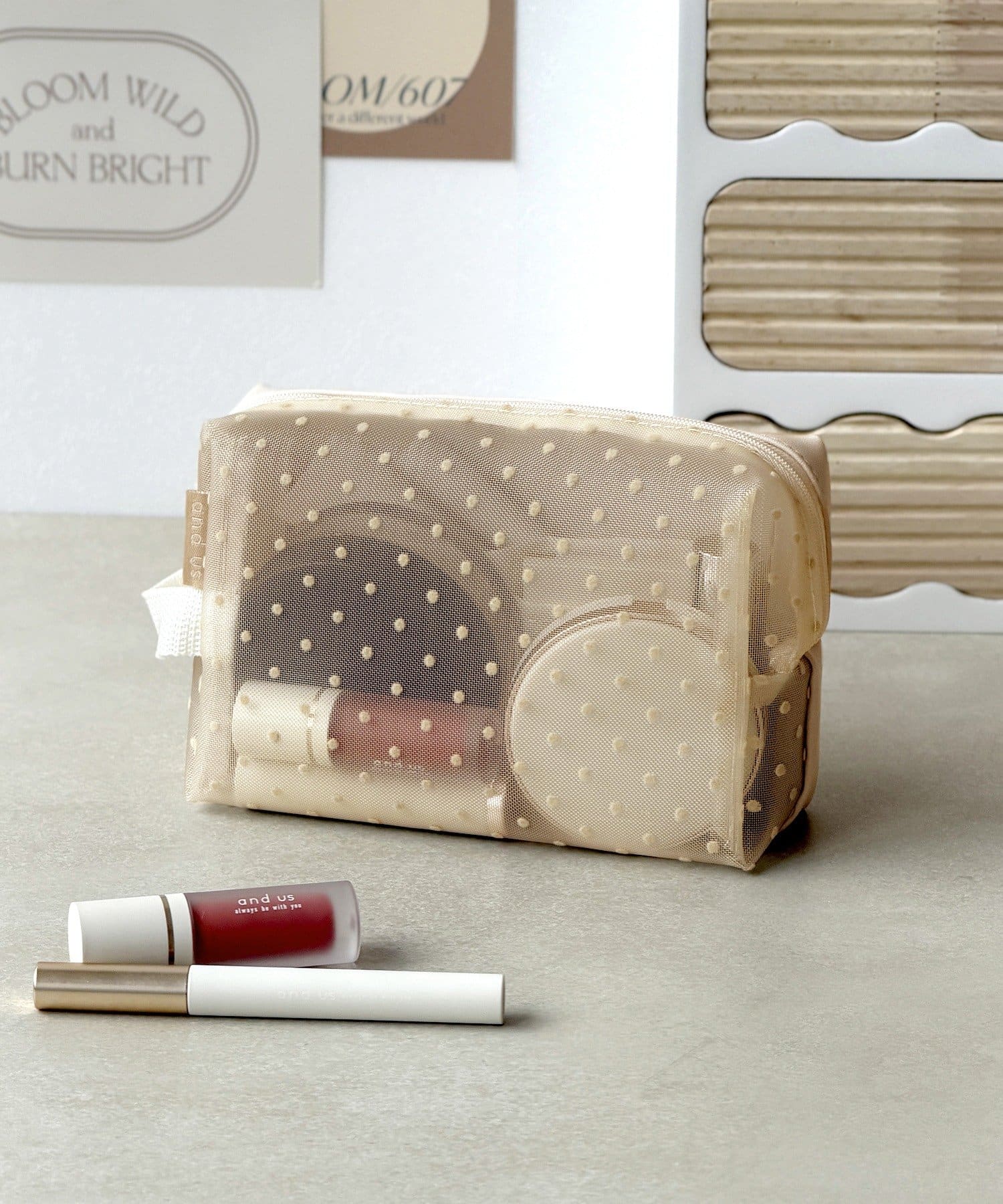 3COINS(スリーコインズ) ドットメッシュ横長スクエアポーチ／and us