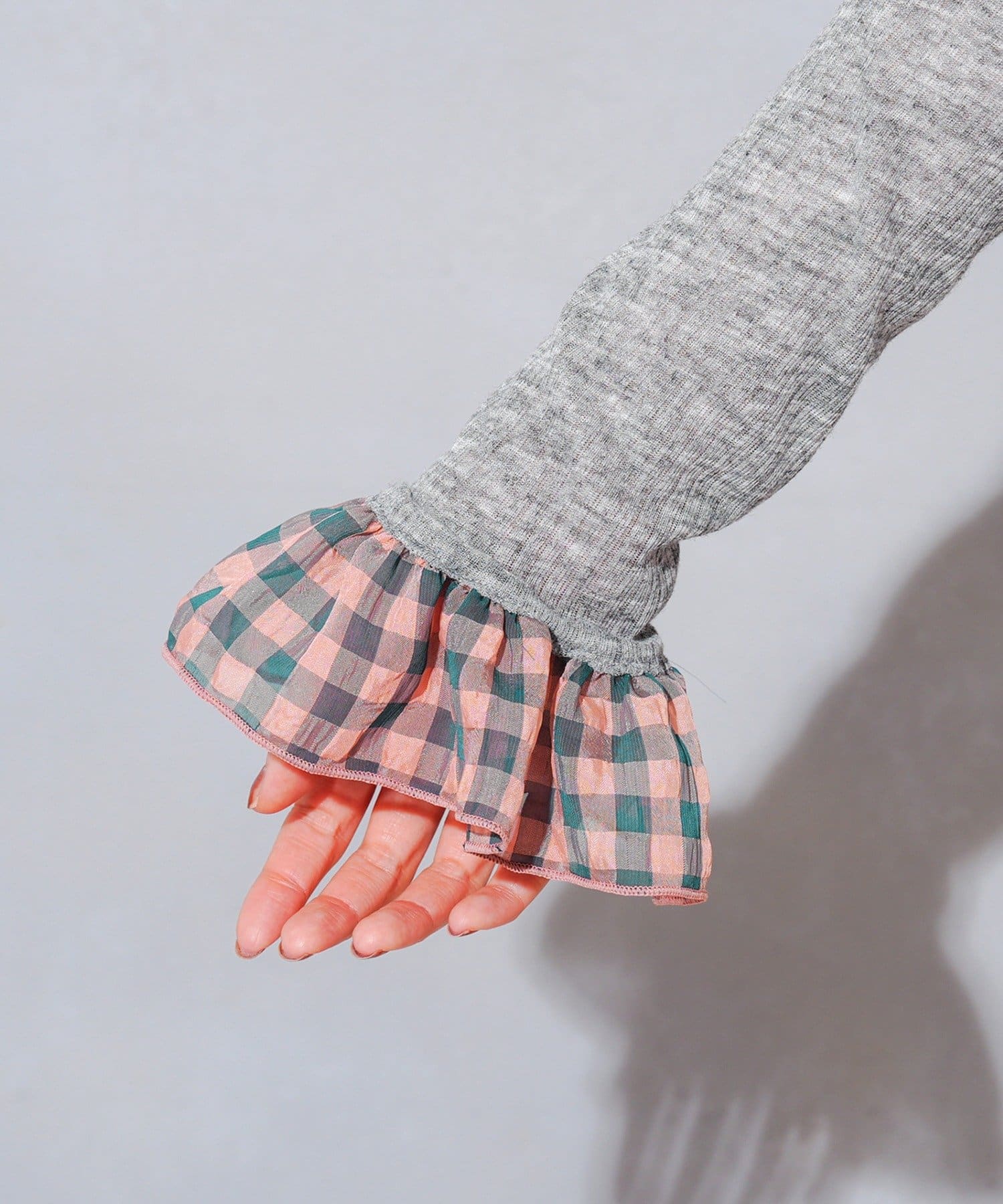 3COINS(スリーコインズ) フリル付きアームカバー