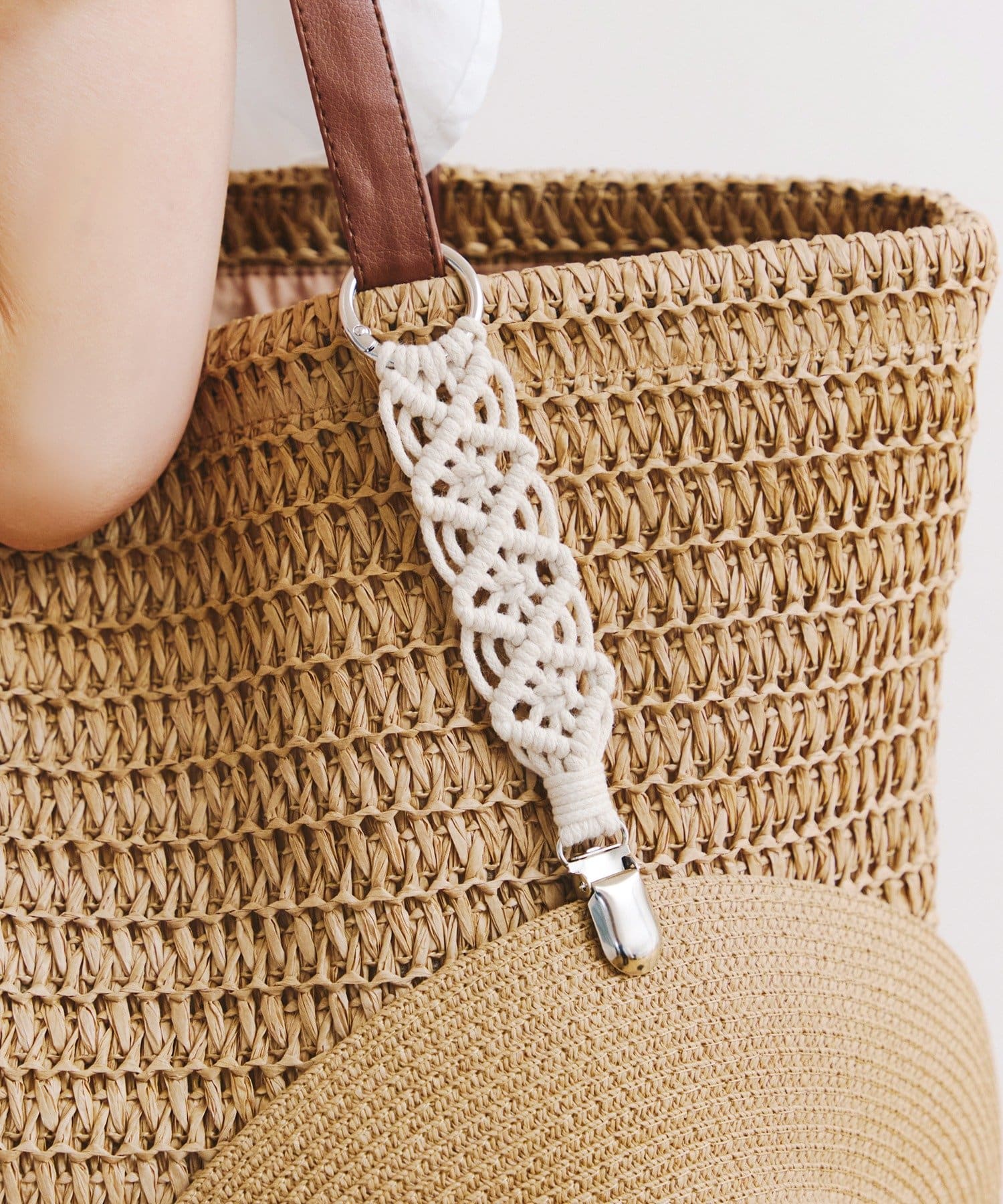 salut!(サリュ) カラビナ付きマクラメハットホルダー