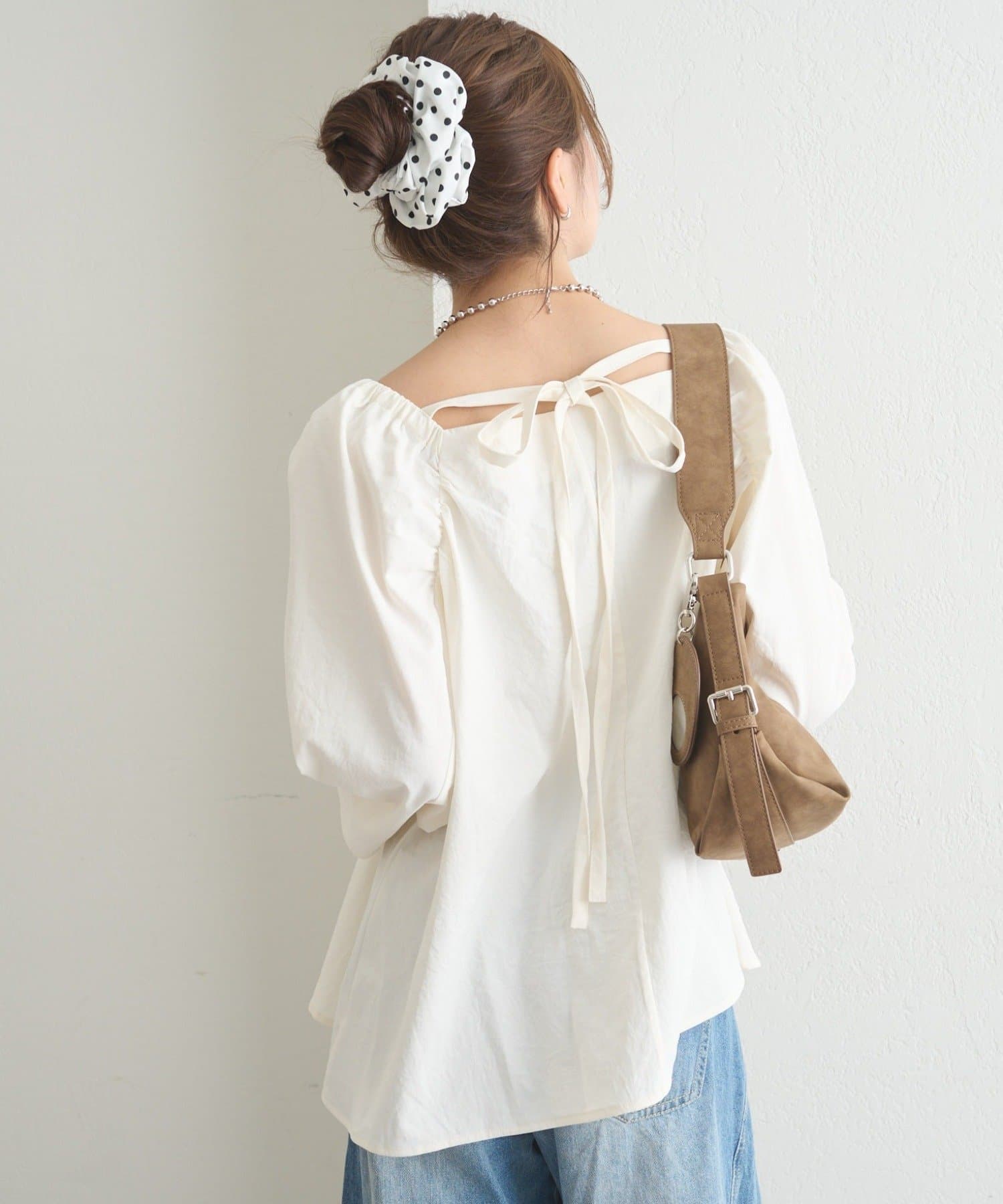 mysticのチョーカーリボンパフブラウス