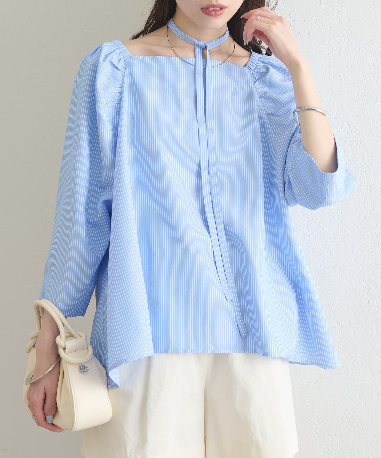 mysticのチョーカーリボンパフブラウス