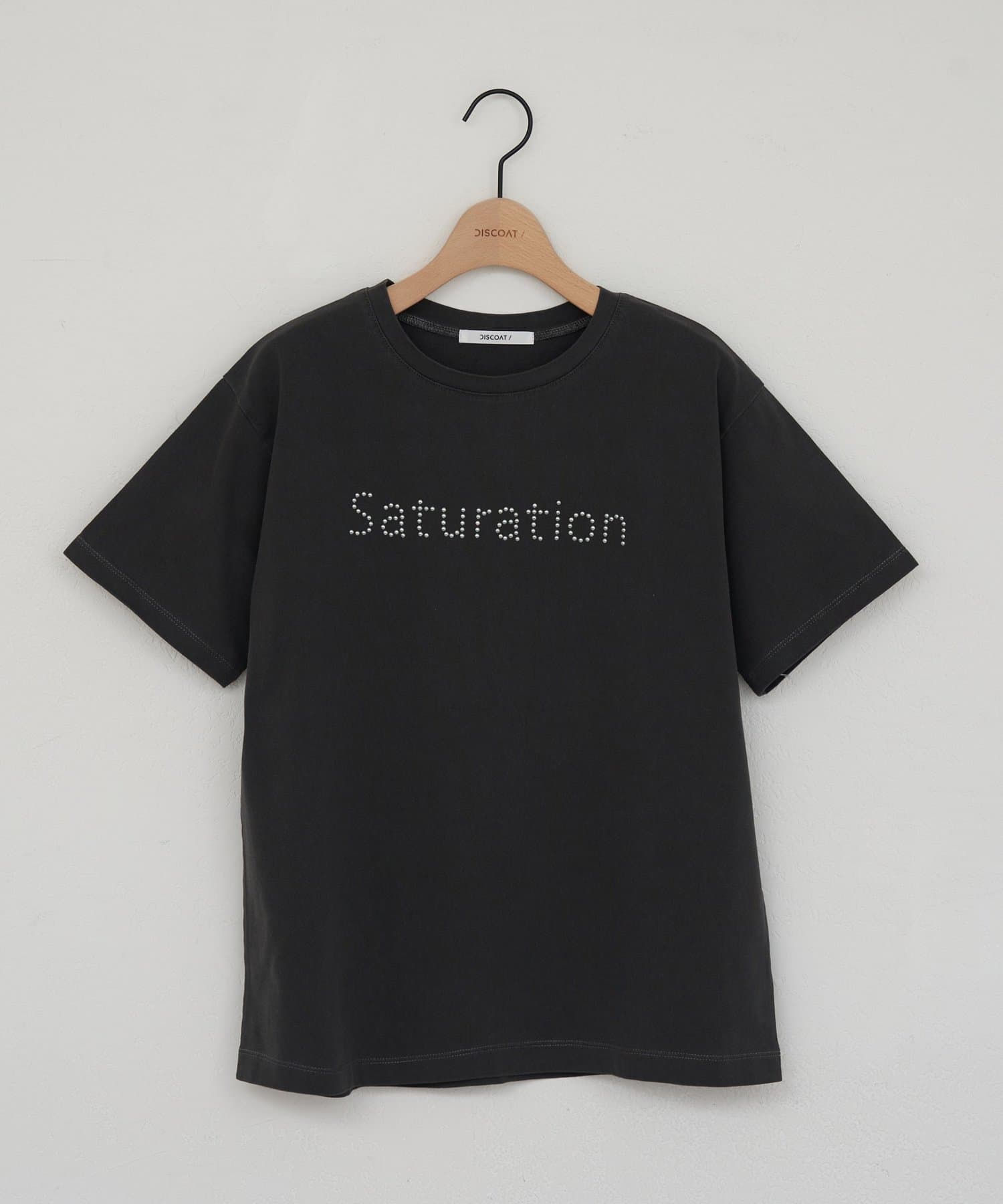 DISCOAT(ディスコート) 【WEB限定】スタッズロゴTシャツ