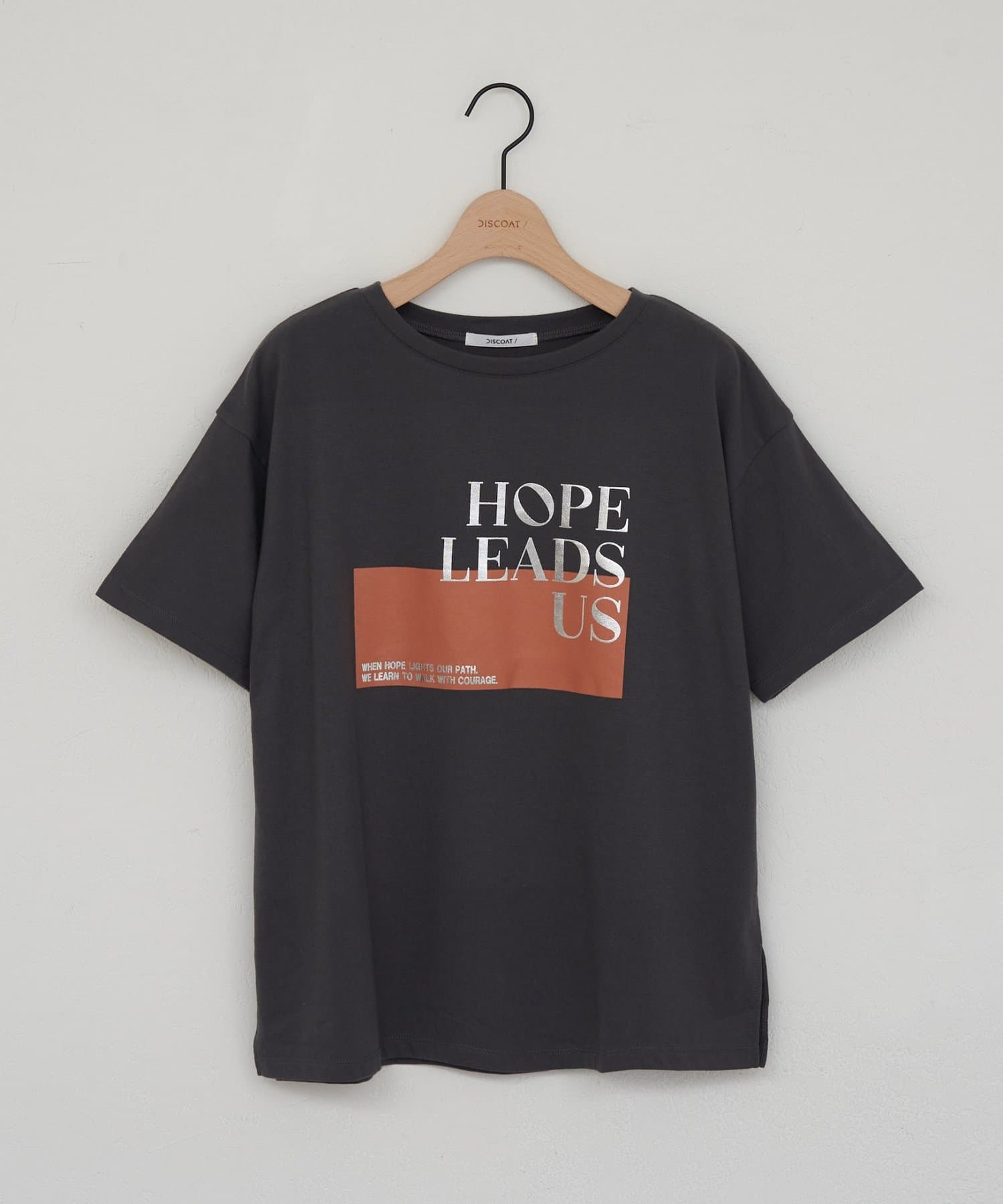 DISCOAT(ディスコート) 【WEB限定】箔ロゴ半袖 Tシャツ