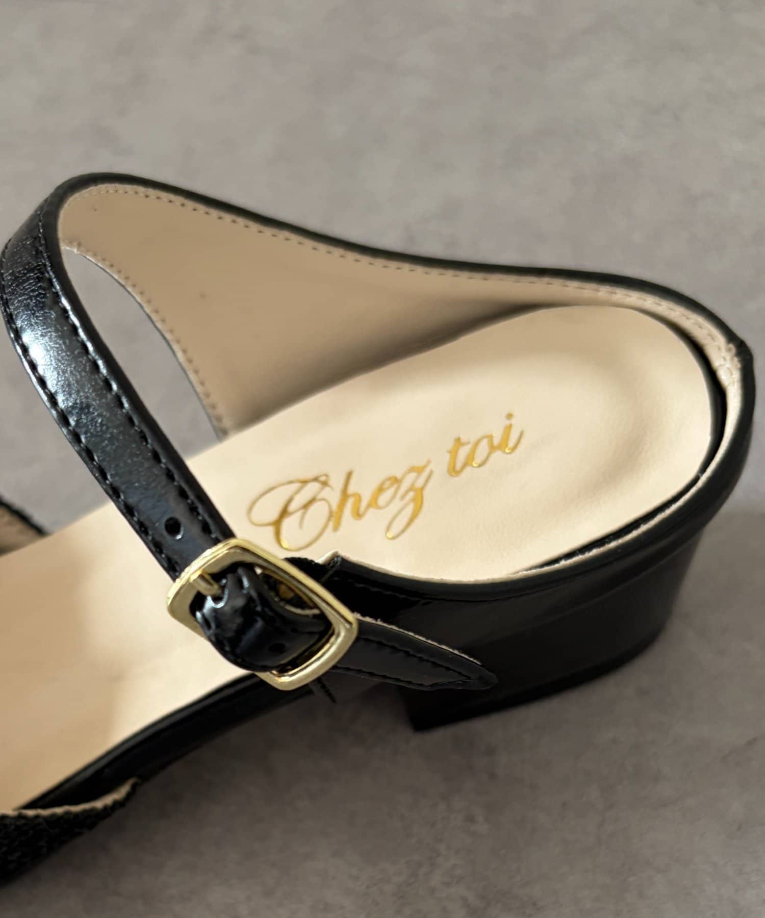 Chez toi(シェトワ) 雑材ストラップパンプス