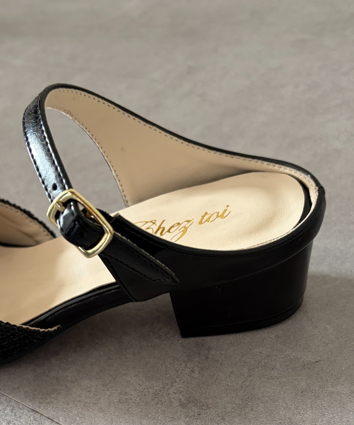 Chez toi(シェトワ) 雑材ストラップパンプス