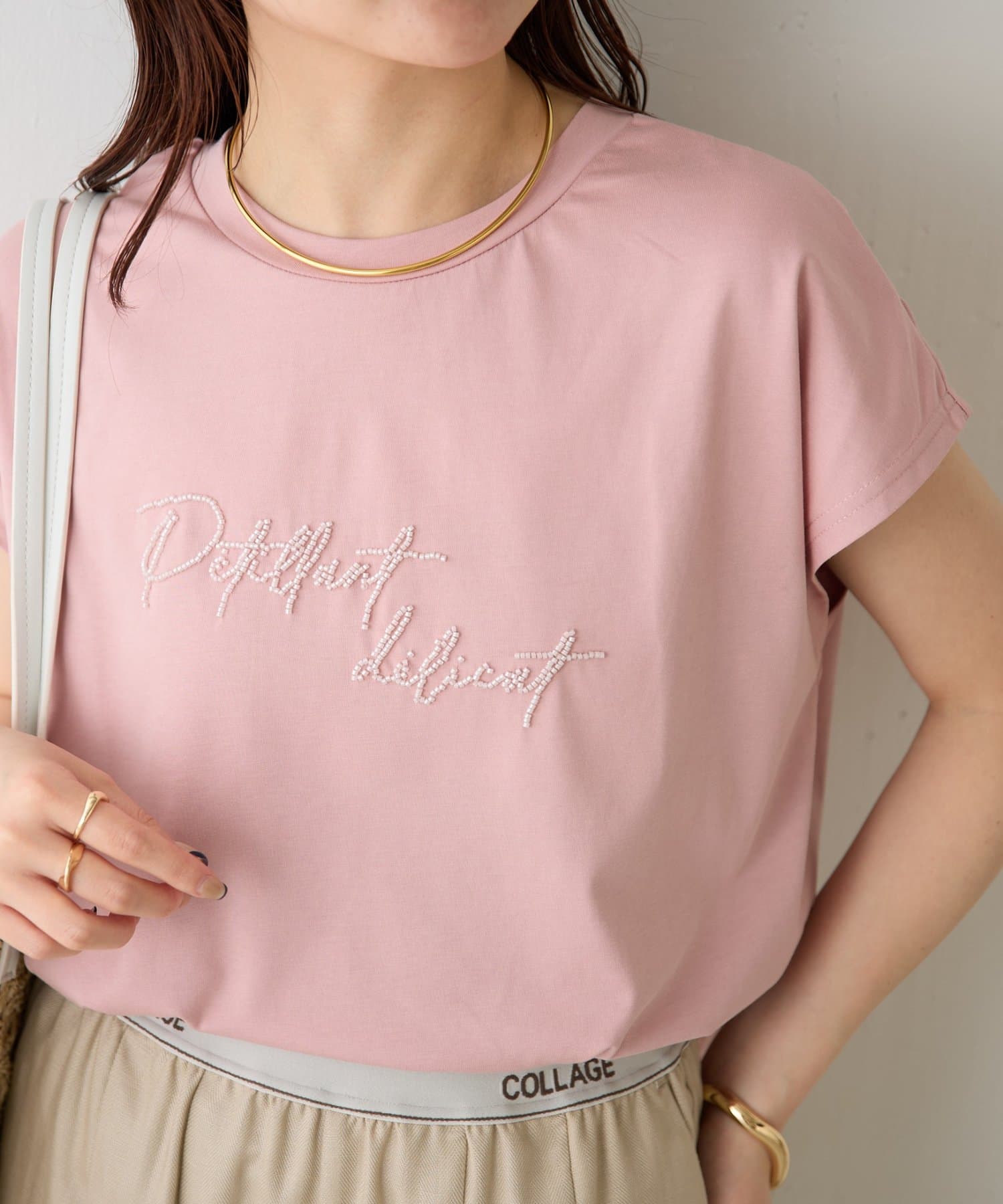 COLLAGE GALLARDAGALANTE(コラージュ ガリャルダガランテ) 【キレイめTシャツ/体型カバー】ミニビーズロゴフレンチTシャツ