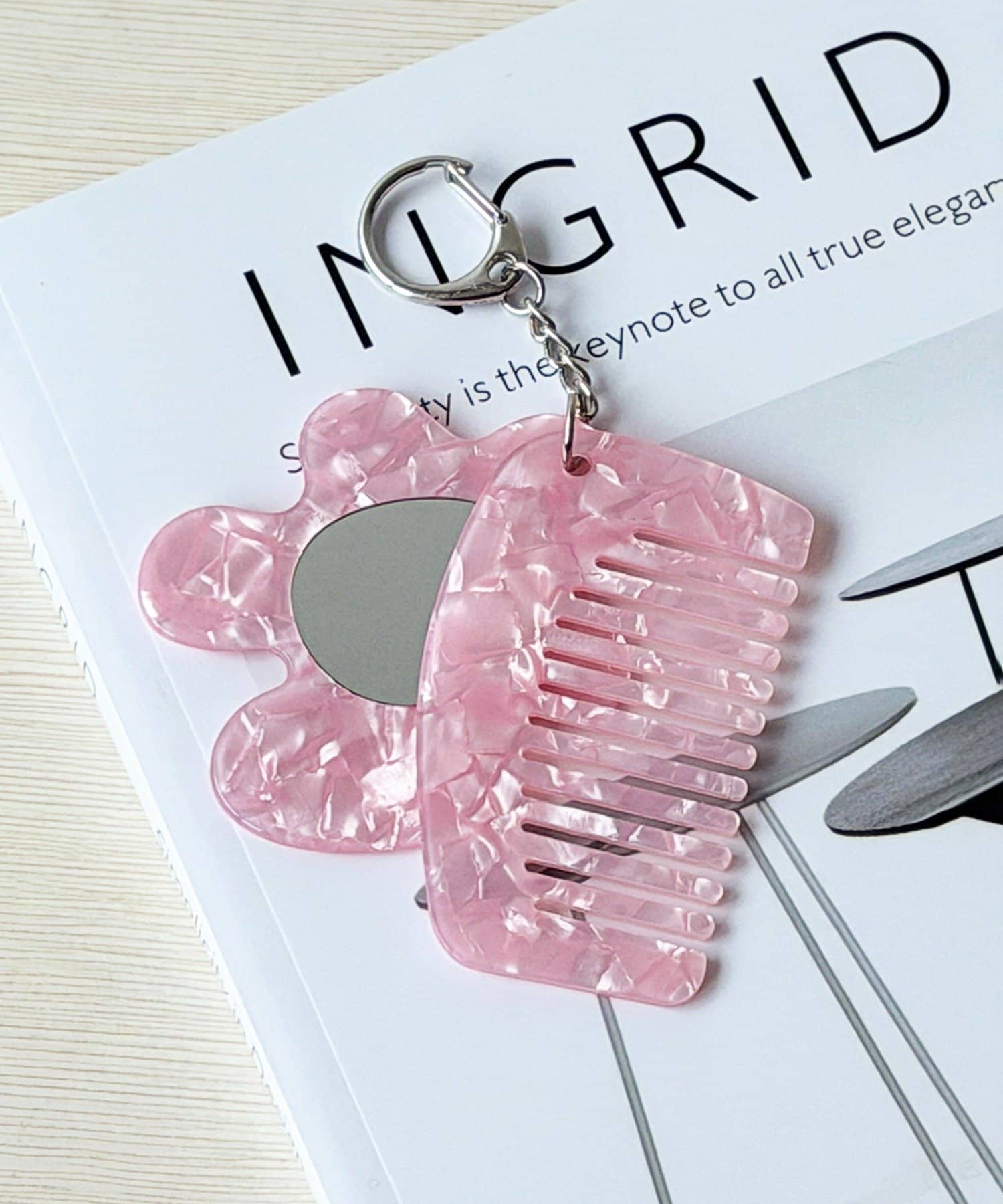 3COINS(スリーコインズ) ニュアンスくし＆ミラーチャーム