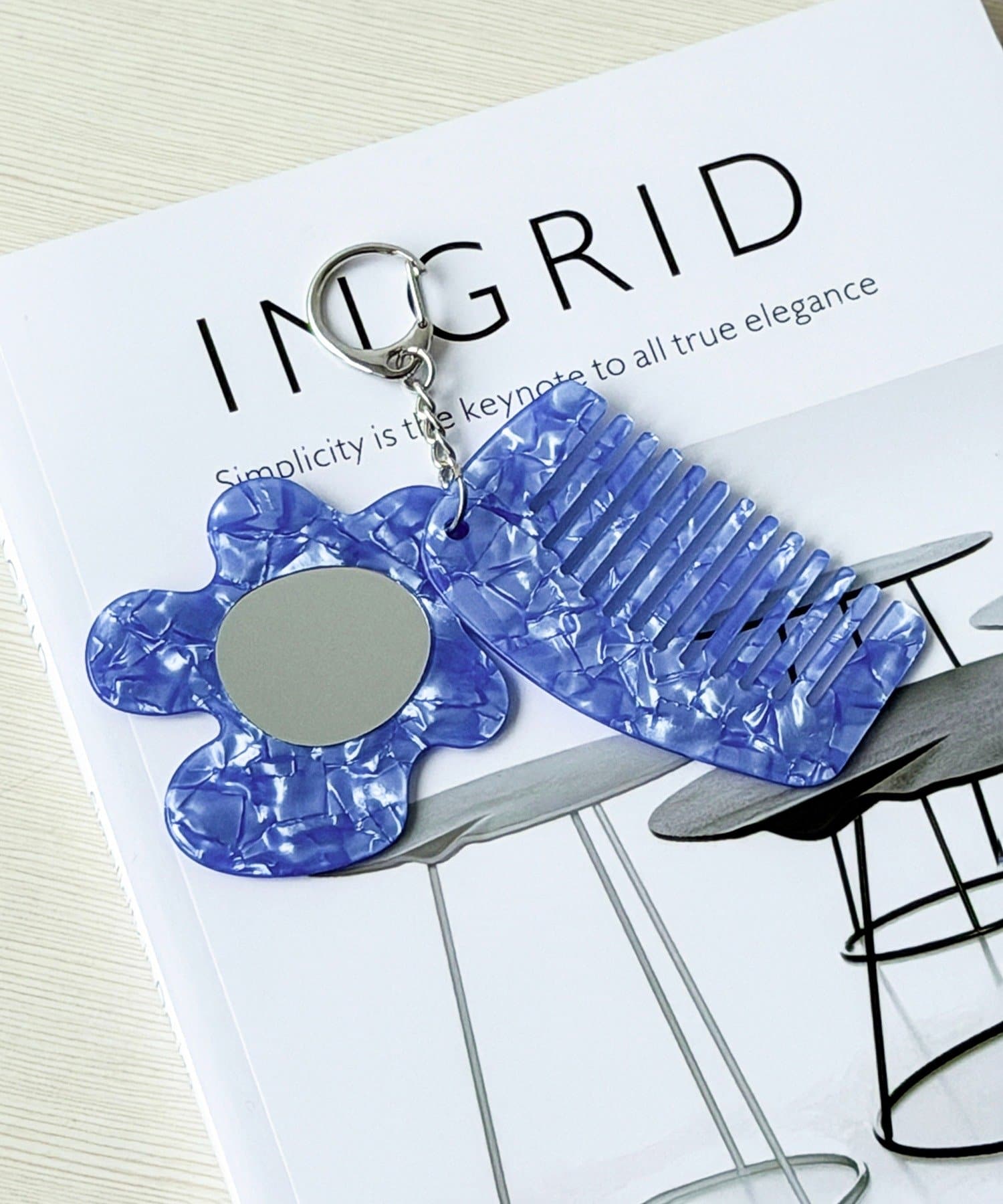 3COINS(スリーコインズ) ニュアンスくし＆ミラーチャーム