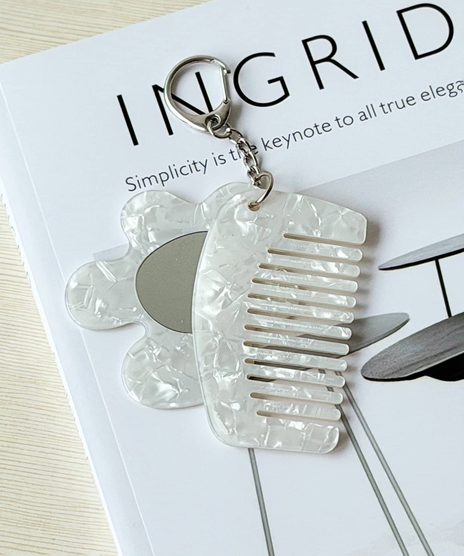 3COINS(スリーコインズ) ニュアンスくし＆ミラーチャーム