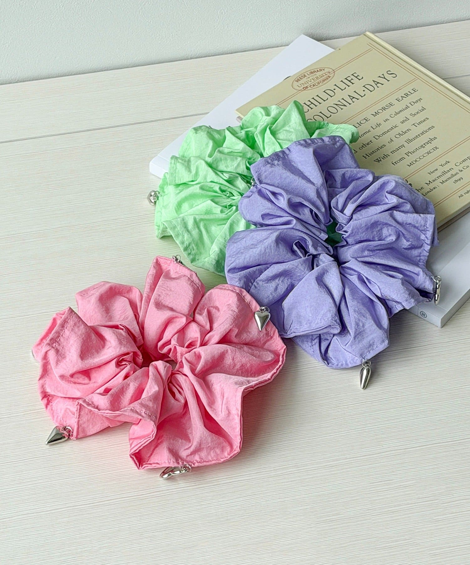 3COINS(スリーコインズ) チャーム付きビッグシュシュ