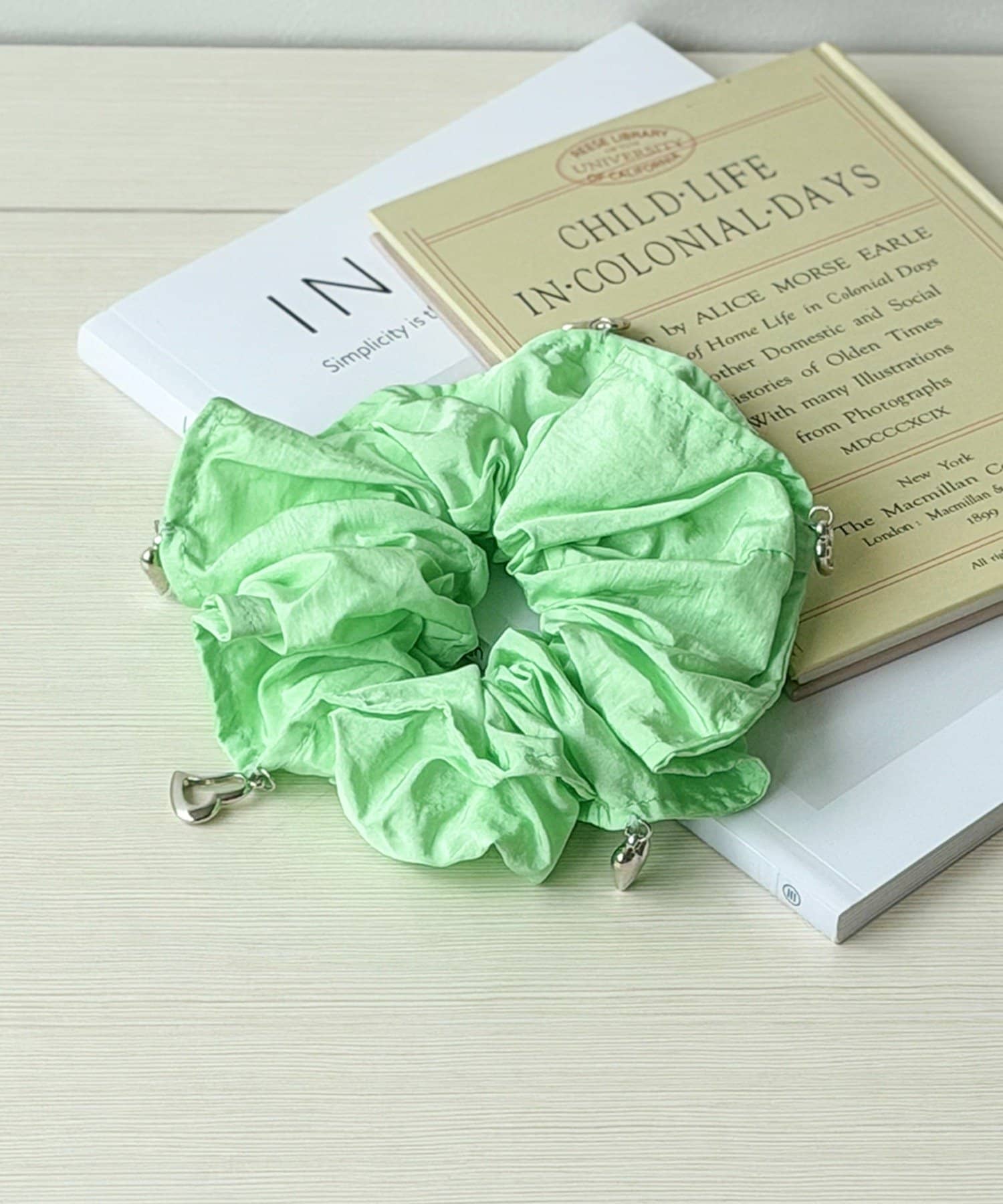 3COINS(スリーコインズ) チャーム付きビッグシュシュ