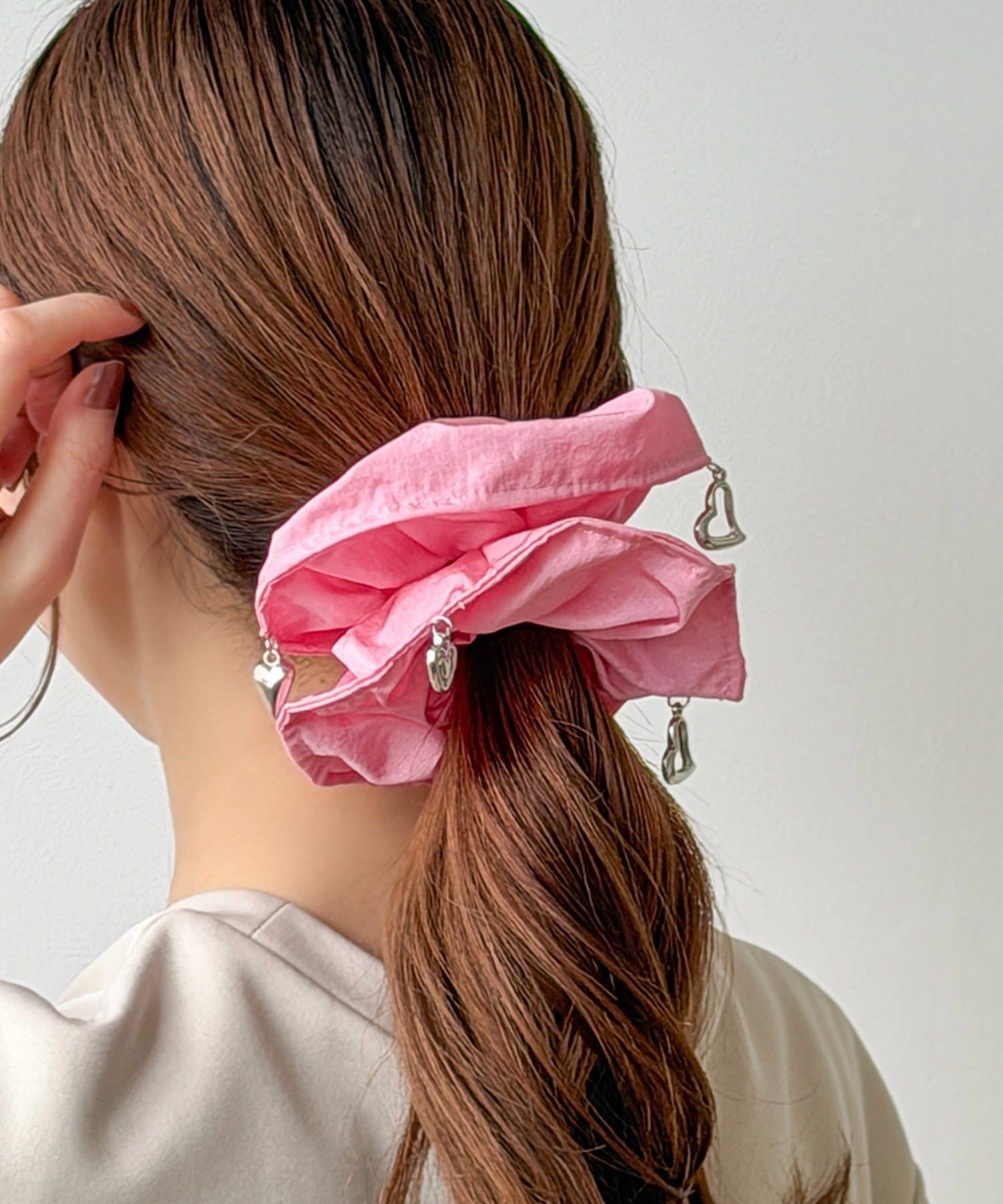 3COINS(スリーコインズ) チャーム付きビッグシュシュ