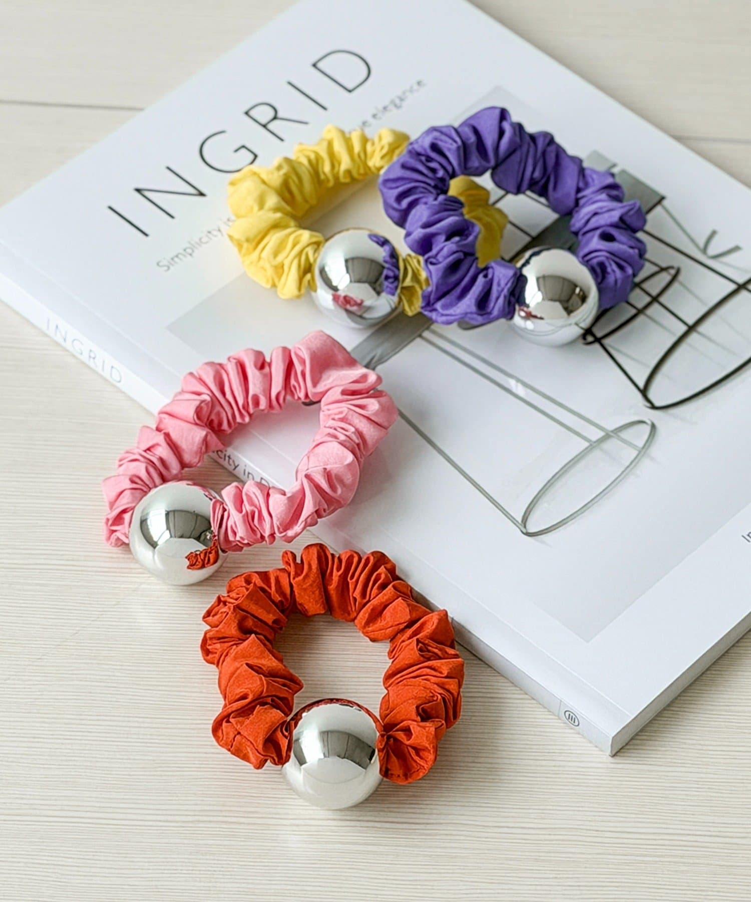 3COINS(スリーコインズ) ボールチャーム付きヘアゴム