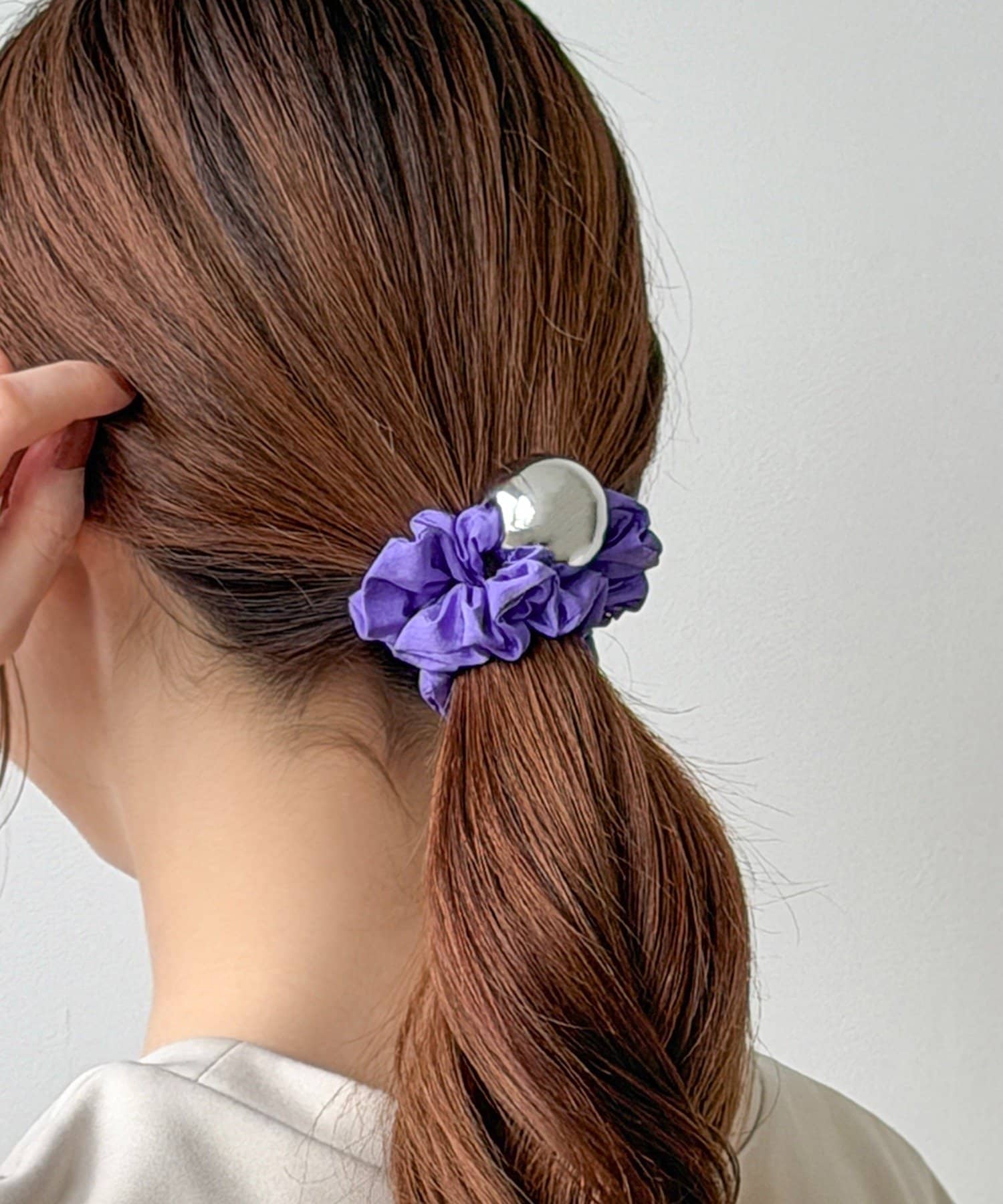 3COINS(スリーコインズ) ボールチャーム付きヘアゴム